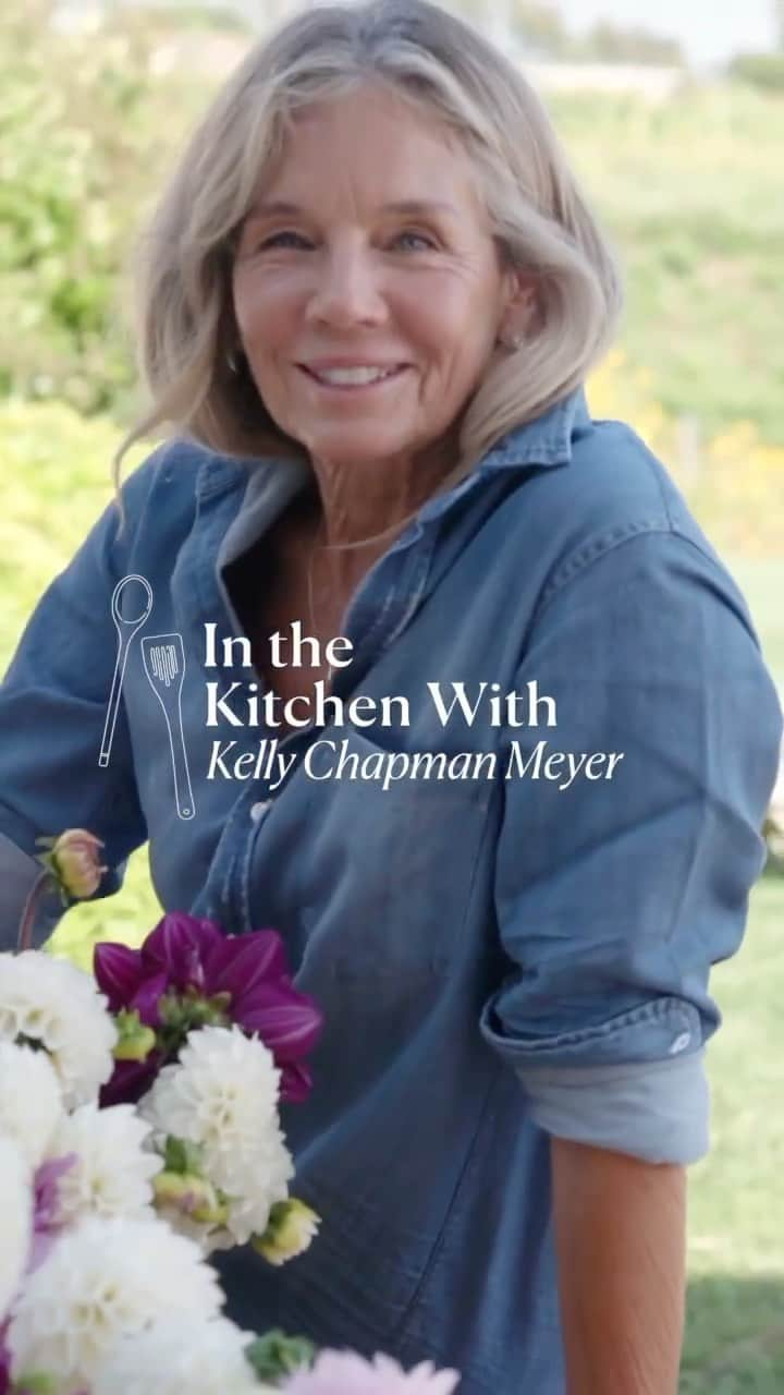 フランク&アイリーンのインスタグラム：「Our obsession with @kellgrom starts now. Watch our latest “In the Kitchen With” and you’ll see why. Founder of @onesunfarms, Kelly, shows us how to make the perfect, just-in-time-for-fall recipe using her granola, apples and coconut yogurt. Save this for later 😍 #FrankandEileen #InTheKitchenWith」