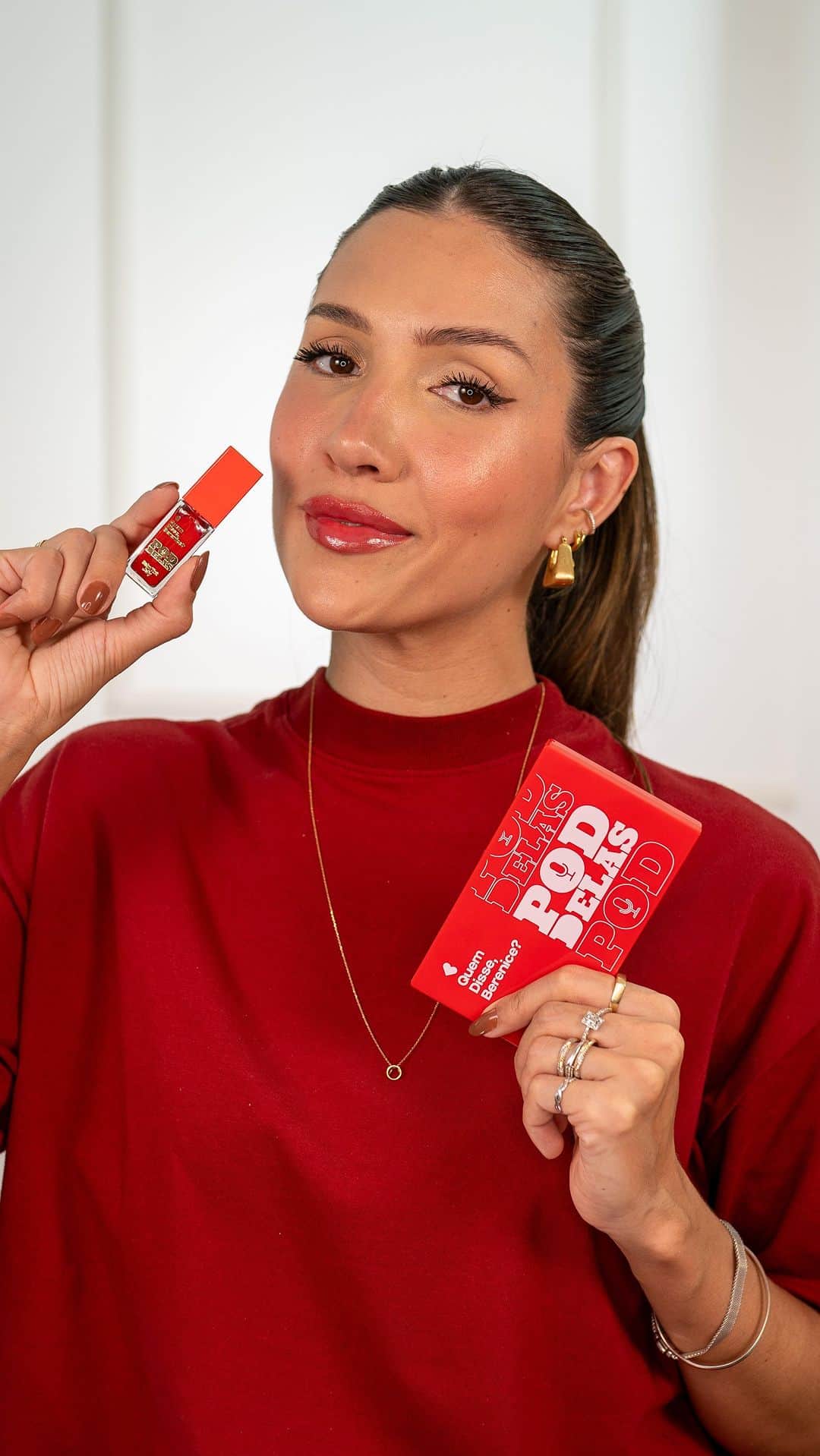 quem disse, berenice?のインスタグラム：「eu e o @poddelas nos juntamos pra trazer produtos incríveis para nossa coleção e é óbvio que trouxemos a @coolmarinaa para fazer uma resenha de alguns dos produtos aqui pra vocês! Me conta qual foi seu favorito 🥰 #QDBComPoddelas  #PraTodosVerem: o post é um vídeo da influenciadora Cool Marina testando os novos produtos da collab com o poddelas. Fim da descrição.」