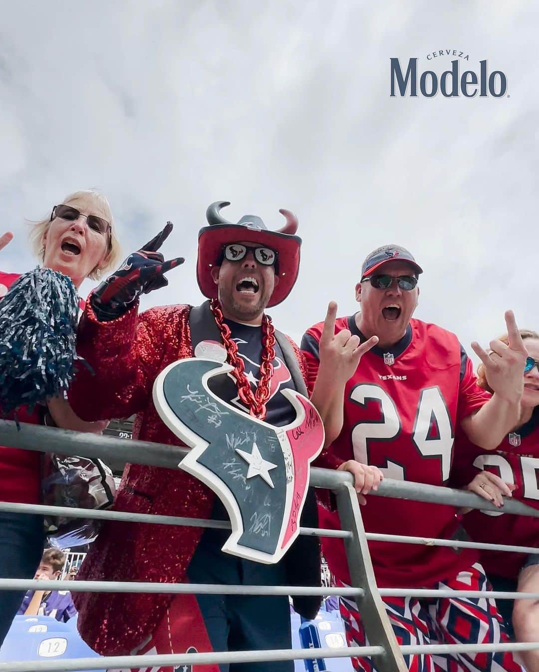 ヒューストン・テキサンズのインスタグラム：「H-Town brought that spirit to Baltimore 🤘」