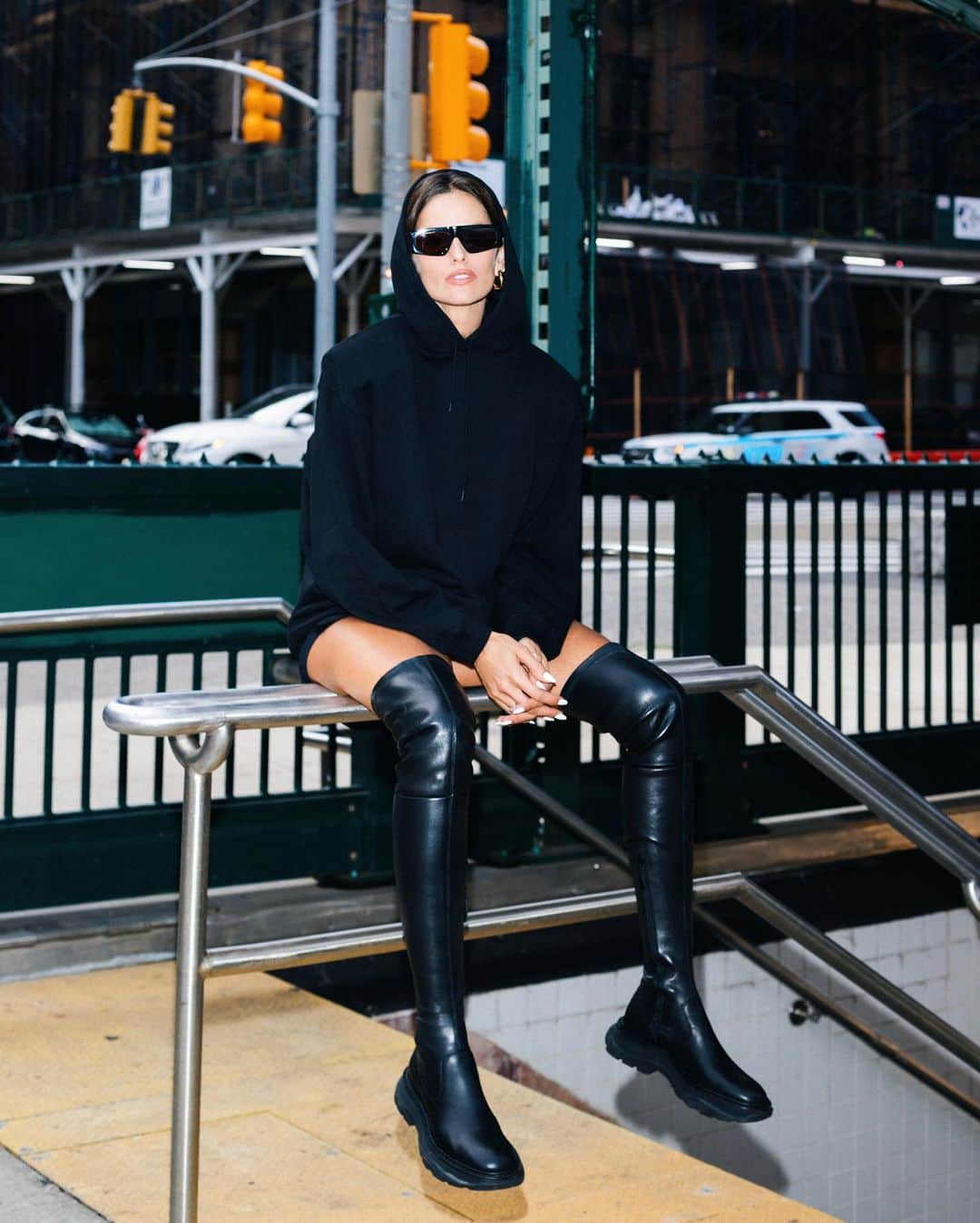 イザベル・グラールのインスタグラム：「Doentown bound 🇺🇸 NYC  @alexandermcqueen」