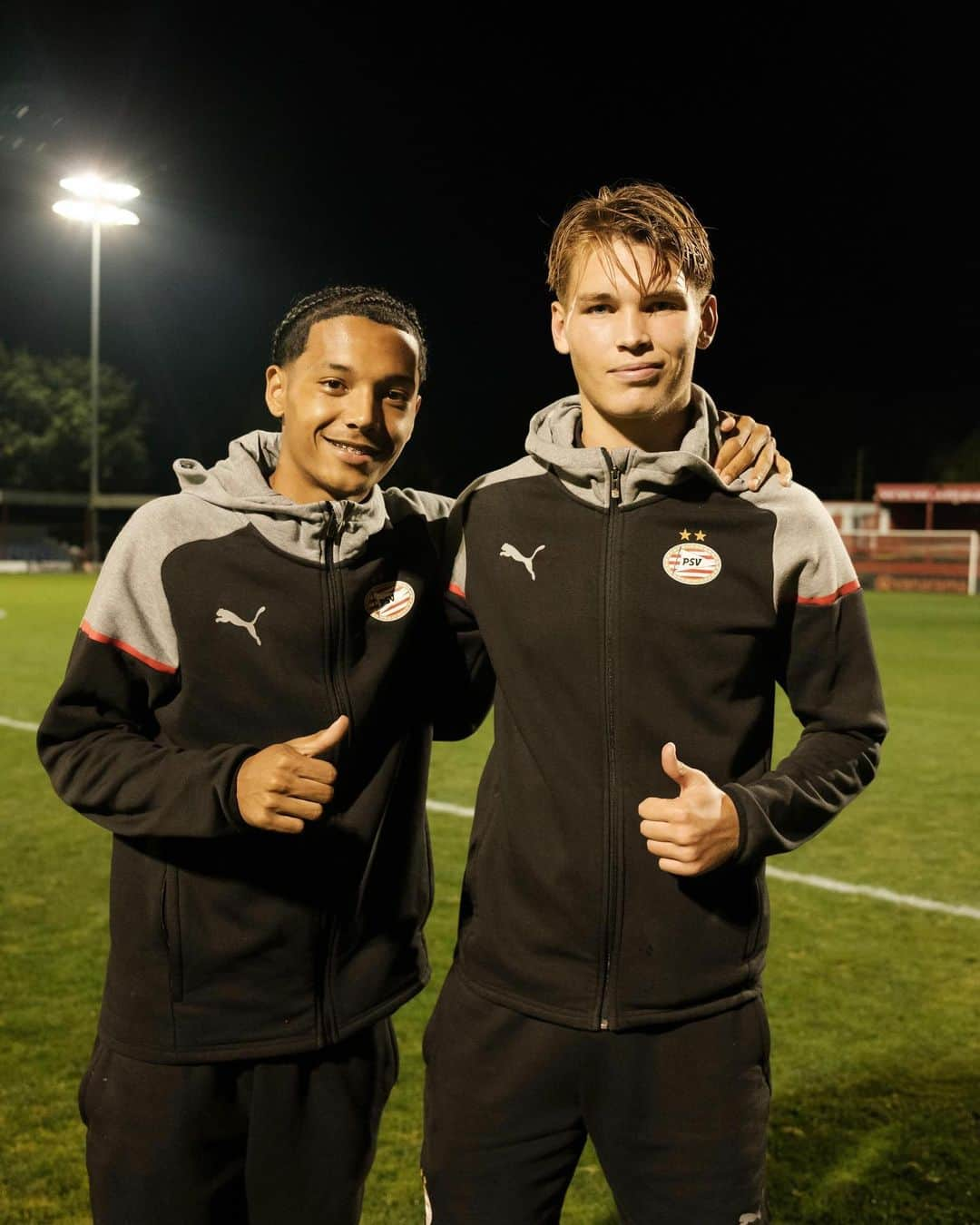 PSVアイントホーフェンさんのインスタグラム写真 - (PSVアイントホーフェンInstagram)「Jaden de Guzman en Joël van den Berg. Zestien jaar oud (🤯) en nu al minuten voor Jong PSV 💫  #PSVAcademy」9月12日 6時05分 - psv