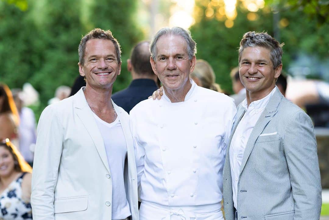 ニール・パトリック・ハリスのインスタグラム：「A huge #CapitalOnePartner thanks to @CapitalOne and @MichelinGuide for making our Hamptons home the backdrop for an exclusive dining experience just for Capital One cardholders! Chef Thomas Keller's @PerSeNY did their first ever Hamptons pop-up, and brought its finest flavors to the table. The beverages were equally impressive (cough, @thomasashborne, cough!)  Explore other unforgettable moments and culinary experiences like this on  Capital One Dining, capitalone.com/dining (http://capitalone.com/dining).  #funhousefarm #grateful @chefthomaskeller @dbelicious」