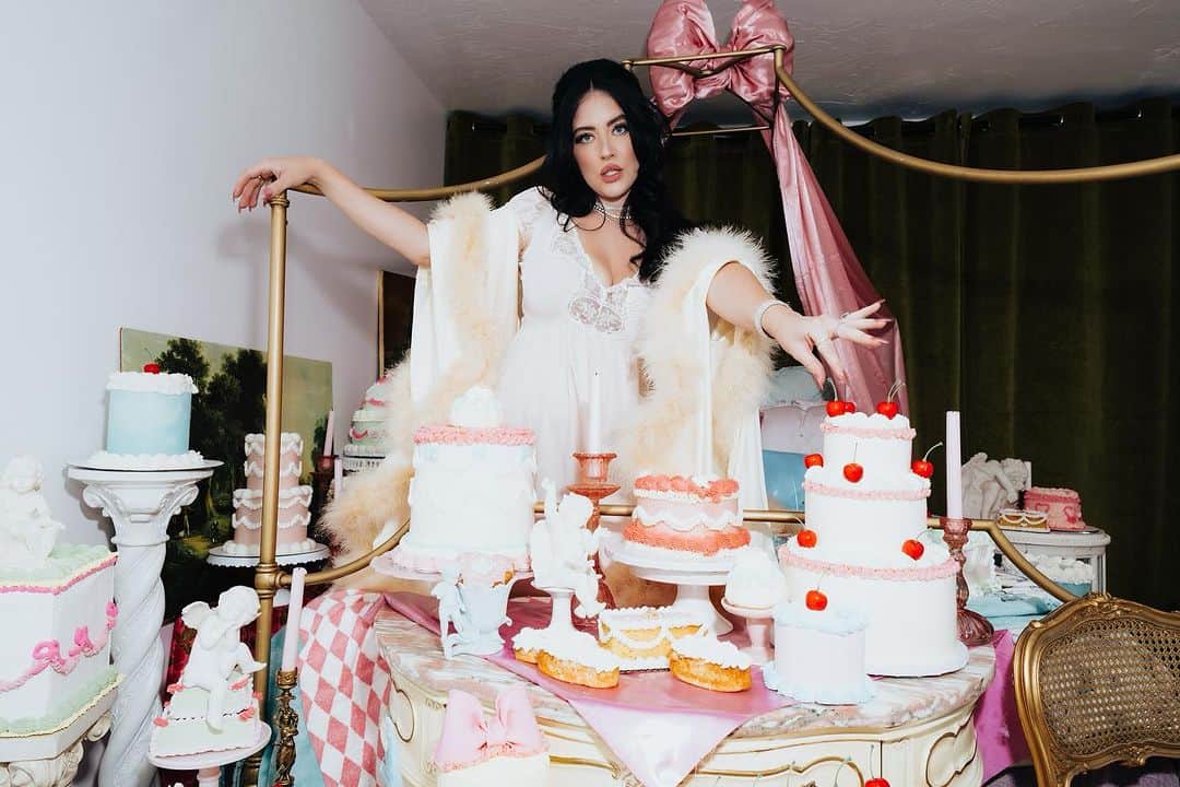 スターリー・シャイアン・スミスのインスタグラム：「30 flirty & thriving 🎂💗  Hair, makeup & styling - me  Cakes - @confetticake.cakes  📷 - @inframesphotography  Set design - me featuring Morgan, @dallonsgirl my grandma & GoGo 4 generations in one room making magic ✨」