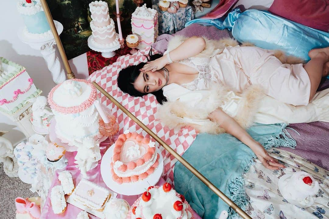 スターリー・シャイアン・スミスさんのインスタグラム写真 - (スターリー・シャイアン・スミスInstagram)「30 flirty & thriving 🎂💗  Hair, makeup & styling - me  Cakes - @confetticake.cakes  📷 - @inframesphotography  Set design - me featuring Morgan, @dallonsgirl my grandma & GoGo 4 generations in one room making magic ✨」9月12日 6時19分 - saintstarlie