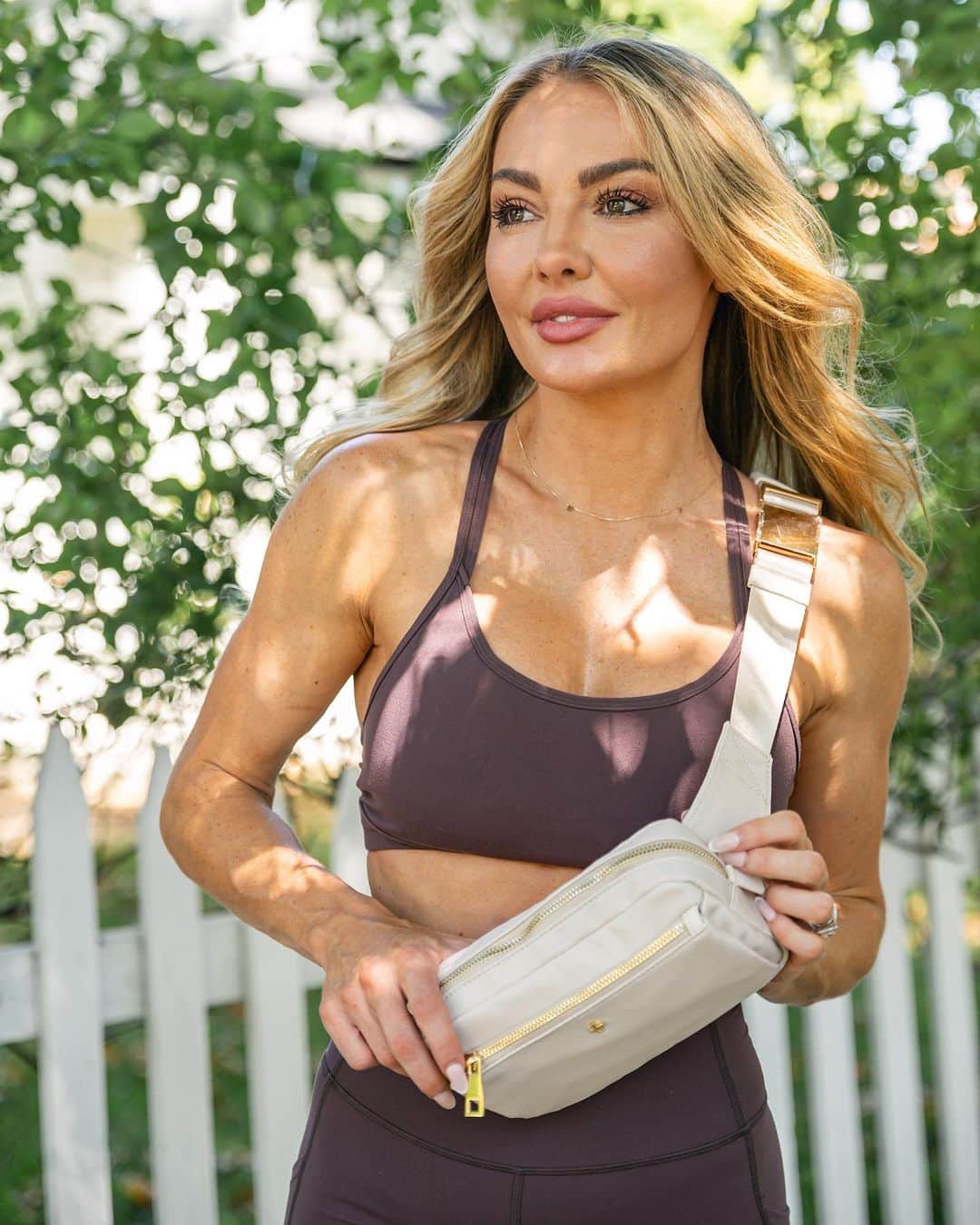 BROOKE EVERSのインスタグラム：「Happy Monday (well here in US) everyone! Let's hit the ground running with an epic week! I don't know about you but when i'm on the run with or without my toddler I need my hands freeeeeee..... that's why I always grab a handbag like this @petaandjain "Madix" belt bag. Just swing over the shoulder and LEGGO! I have it in black as well as im obsessed. I have a discount code for all my followers BROOKE20 - you need this bag in your life... ✌🏽」