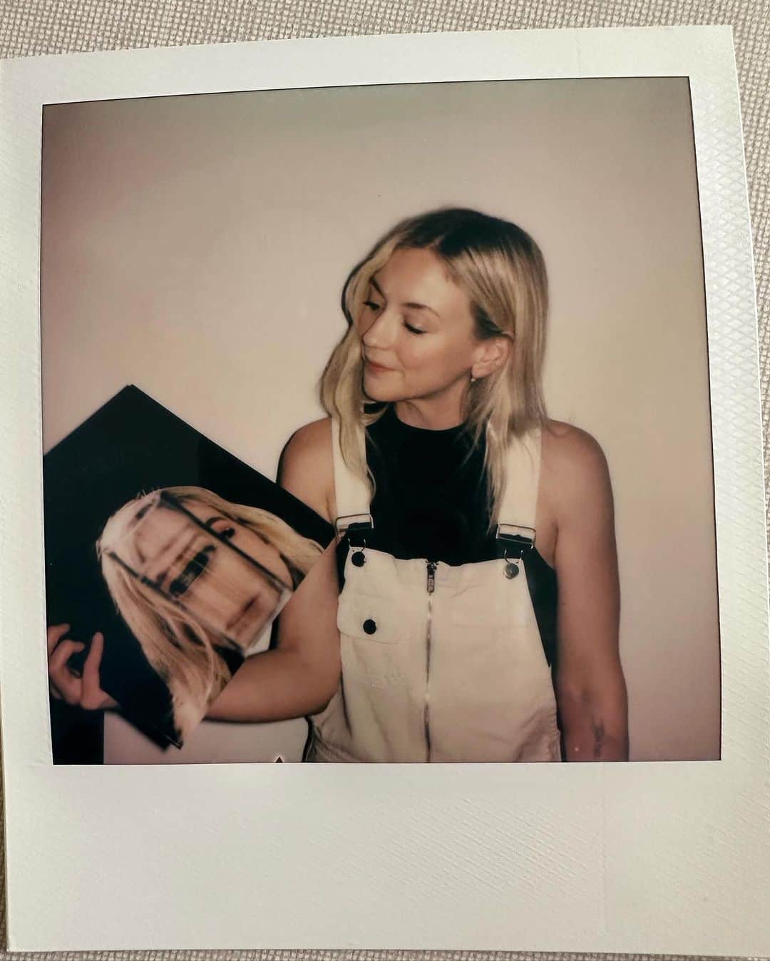 エミリー・キニーのインスタグラム：「Have you got your cd or vinyl copy of SWIMTEAM yet??? Currently only available through VEEPS. Link in bio and stories!! (You can also snag a one of a kind signed Polaroid!)」