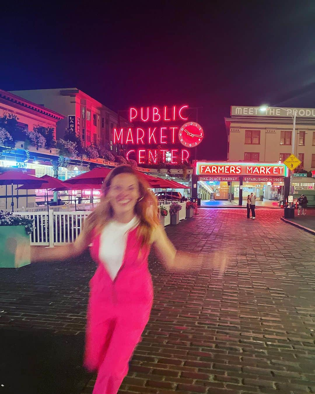 ケイティー・ルクレールさんのインスタグラム写真 - (ケイティー・ルクレールInstagram)「At Pike Place we wear pink」9月12日 6時24分 - katieleclerc