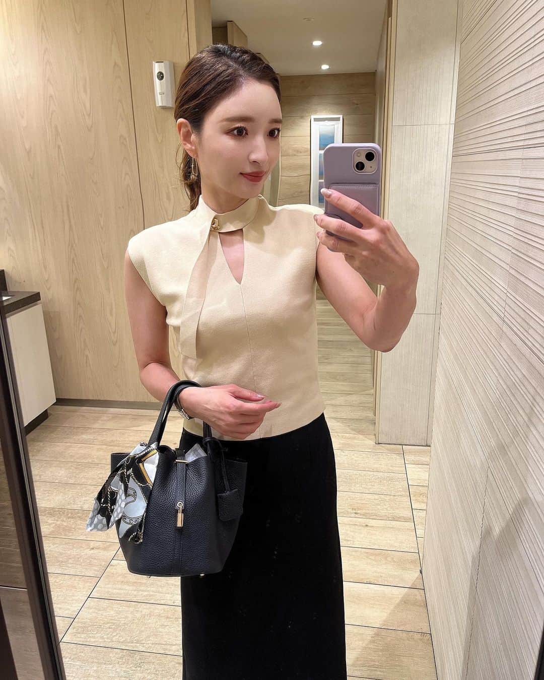 AriizumiEmaのインスタグラム：「コーディネート。 ニットは、スナイデルの店舗で一目惚れして、後日ブラックも買い足しました。 おばちゃまでも着れそうなデザインが時々あるから😝、LUMINEとかでよくチェックしています🥹  #tops @snidel_official  #skirt  @dholic  ☑️ニットとバッグは楽天ルームに載せています。 ストーリーに楽天ルームのリンクを貼りました💕  ・ #fashion#ootd#codinate#instafashion #コーディネート#アラフォー#アラサー#アラフィフ #大人コーデ #お仕事コーデ  #大人ファッション #大人可愛い #韓国ファッション#綺麗めコーデ#きれいめコーデ#カチューシャ#プチプラコーデ#50歳コーデ」