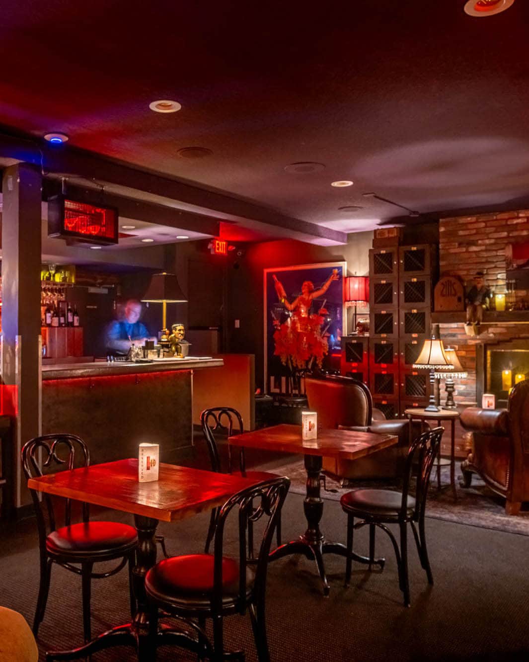 Eater LAさんのインスタグラム写真 - (Eater LAInstagram)「Studio City's Rendition Room (@therenditionroom) is lined with velvet curtains, dotted with large leather armchairs, and made ambient with a glowing jukebox and candles. At this Prohibition-era speakeasy, visitors are transported to a time and place worlds away from present-day San Fernando Valley. In the middle of it all is Scott Warren — a barkeep moving so fast he blurs. His mixing is meticulous and graceful: Is he shaking a cocktail or swaying to the jazz? It’s often hard to tell.  Warren began working behind the bar in 1977 at 15 years old, cutting his teeth at the Hollywood Palace (now Avalon), Sagebrush Cantina, and the Wiltern Theater and serving celebrities like Prince, David Bowie, Aretha Franklin, and more. For nearly half a century, he's been shaking and stirring some of the best drinks in town. And while every drink is expertly executed, it’s Warren’s personality — don’t mistake it for a persona — and the way he takes command of a room that makes every patron feel like a regular.  Read the full feature by Eater LA editor Virali Dave (@virali) at the link in our bio.  📸: @wonhophoto」9月12日 7時00分 - eater_la