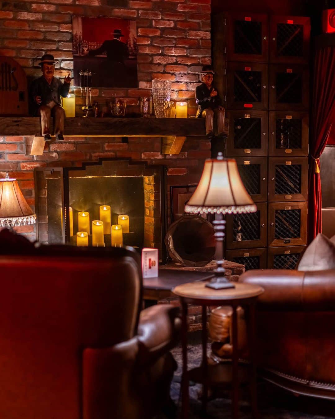 Eater LAさんのインスタグラム写真 - (Eater LAInstagram)「Studio City's Rendition Room (@therenditionroom) is lined with velvet curtains, dotted with large leather armchairs, and made ambient with a glowing jukebox and candles. At this Prohibition-era speakeasy, visitors are transported to a time and place worlds away from present-day San Fernando Valley. In the middle of it all is Scott Warren — a barkeep moving so fast he blurs. His mixing is meticulous and graceful: Is he shaking a cocktail or swaying to the jazz? It’s often hard to tell.  Warren began working behind the bar in 1977 at 15 years old, cutting his teeth at the Hollywood Palace (now Avalon), Sagebrush Cantina, and the Wiltern Theater and serving celebrities like Prince, David Bowie, Aretha Franklin, and more. For nearly half a century, he's been shaking and stirring some of the best drinks in town. And while every drink is expertly executed, it’s Warren’s personality — don’t mistake it for a persona — and the way he takes command of a room that makes every patron feel like a regular.  Read the full feature by Eater LA editor Virali Dave (@virali) at the link in our bio.  📸: @wonhophoto」9月12日 7時00分 - eater_la