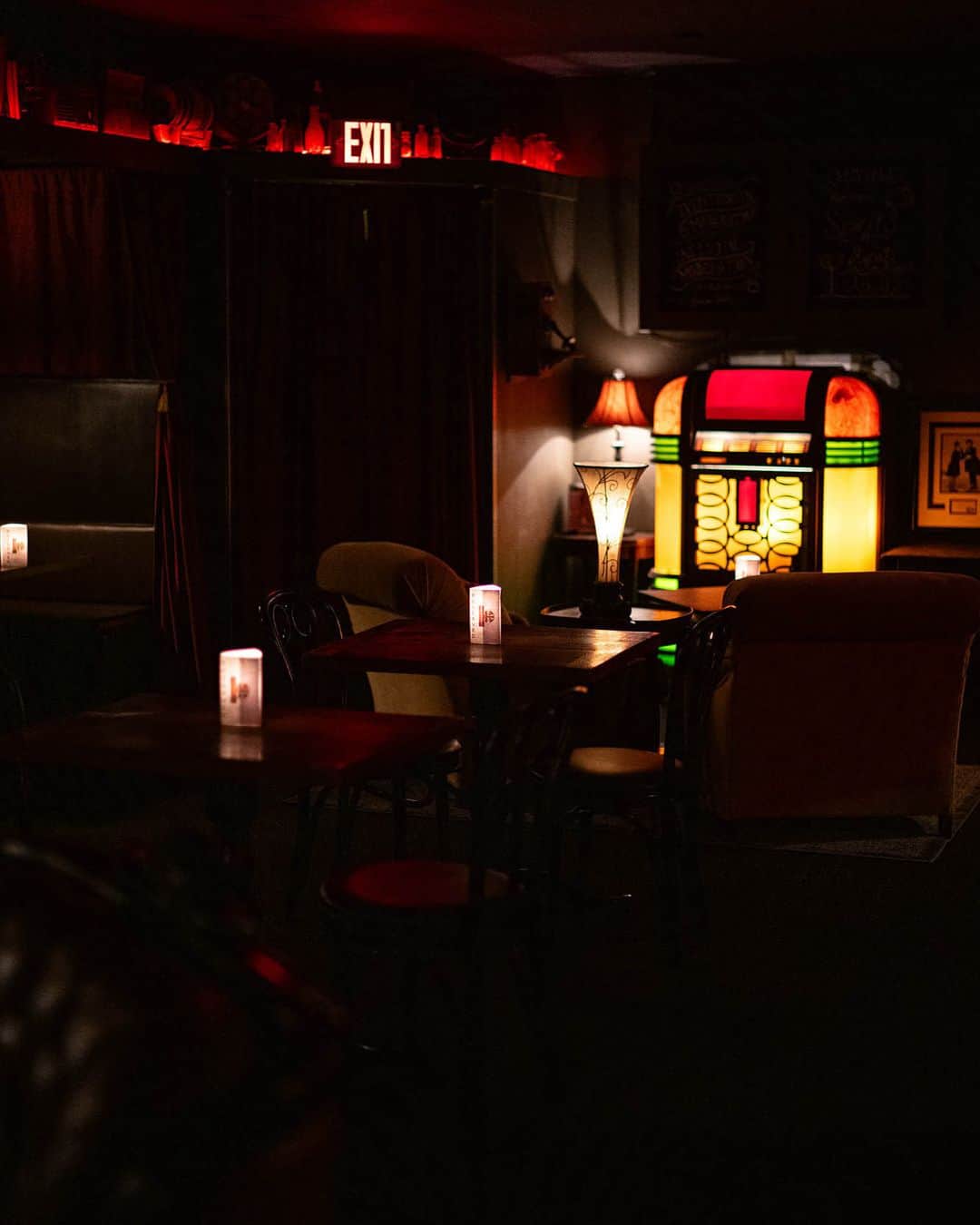 Eater LAさんのインスタグラム写真 - (Eater LAInstagram)「Studio City's Rendition Room (@therenditionroom) is lined with velvet curtains, dotted with large leather armchairs, and made ambient with a glowing jukebox and candles. At this Prohibition-era speakeasy, visitors are transported to a time and place worlds away from present-day San Fernando Valley. In the middle of it all is Scott Warren — a barkeep moving so fast he blurs. His mixing is meticulous and graceful: Is he shaking a cocktail or swaying to the jazz? It’s often hard to tell.  Warren began working behind the bar in 1977 at 15 years old, cutting his teeth at the Hollywood Palace (now Avalon), Sagebrush Cantina, and the Wiltern Theater and serving celebrities like Prince, David Bowie, Aretha Franklin, and more. For nearly half a century, he's been shaking and stirring some of the best drinks in town. And while every drink is expertly executed, it’s Warren’s personality — don’t mistake it for a persona — and the way he takes command of a room that makes every patron feel like a regular.  Read the full feature by Eater LA editor Virali Dave (@virali) at the link in our bio.  📸: @wonhophoto」9月12日 7時00分 - eater_la