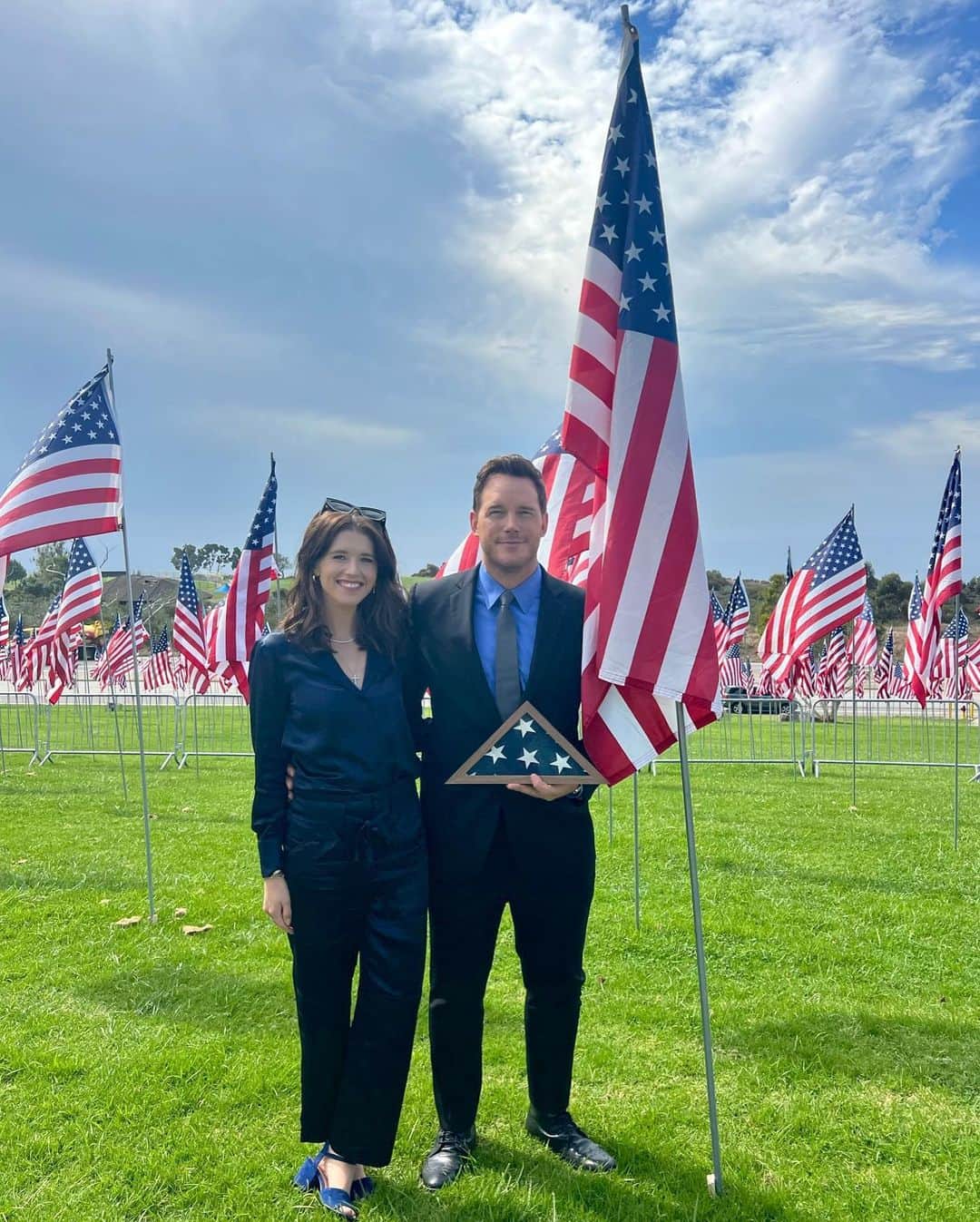 クリス・プラットのインスタグラム：「Today, let’s take a moment to remember and honor the lives lost on September 11, 2001. 🇺🇸 It's a day that changed our world forever, but it also showed us the strength and resilience that define the American spirit.   I had the honor of planting the last flag at the Waves of Flag Ceremony today at @Pepperdine. Each flag represents an innocent life lost on that day, including a national flag for each foreign country that lost a citizen in the attack.  As we look back on the events of that fateful day, let's remember the heroes – the firefighters, police officers, first responders, and ordinary people who risked everything to help their fellow citizens. 🙏🏼 Their courage and selflessness continue to inspire us all.  Let's also pay tribute to the families who were forever changed by this tragedy. Your strength and the way you've come together as a community is a testament to the unbreakable bonds of love.  Photo credit: Courtesy of Pepperdine」