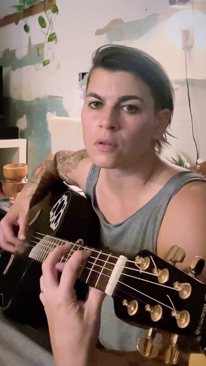 カーキ・キングのインスタグラム：「Hello from my sticky muggy still-unfinished basement. I wrote this song when I was in college and reading Boethius. You don't hear too much about the Boe these days! Is he still read? Are his ideas too simple, too passe? That the wheel of fortune spins and there is nothing we can control? He hung out with people named Cunigast and Triguilla in the Ostrogothic court and you just KNOW they were all in a doom metal band together. So, yeah, this song Fortuna from my first album Everybody Loves You was sad and moody because my life felt so out of control back then and also I was very in touch with my internal (ostro)goth.   I'll be playing this one and many others at my upcoming show at National Sawdust in Brooklyn on Oct 1. It's a 3 pm show--meaning it is at a KID FRIENDLY time. Grab tix soon and see you then!」