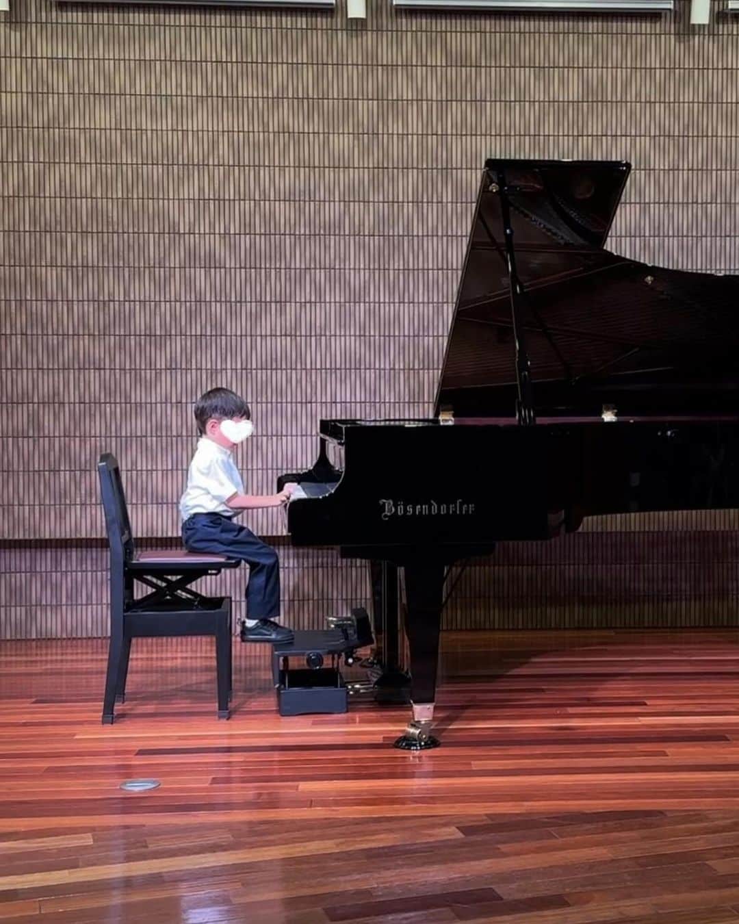 藤田ななみのインスタグラム：「先日はピアノの発表会でした🎹 人前に立つことが苦手な息子、 緊張しながらも自信を持って 演奏している姿をみて 成長を感じました。 おてんばの娘は、 初めての発表会🎹 きちんとお辞儀をして 演奏している姿に とても感動しました。 子供の成長は本当に早い… 2人共よく頑張りました🎶 ㅤㅤㅤㅤㅤㅤㅤㅤㅤㅤㅤㅤㅤ」