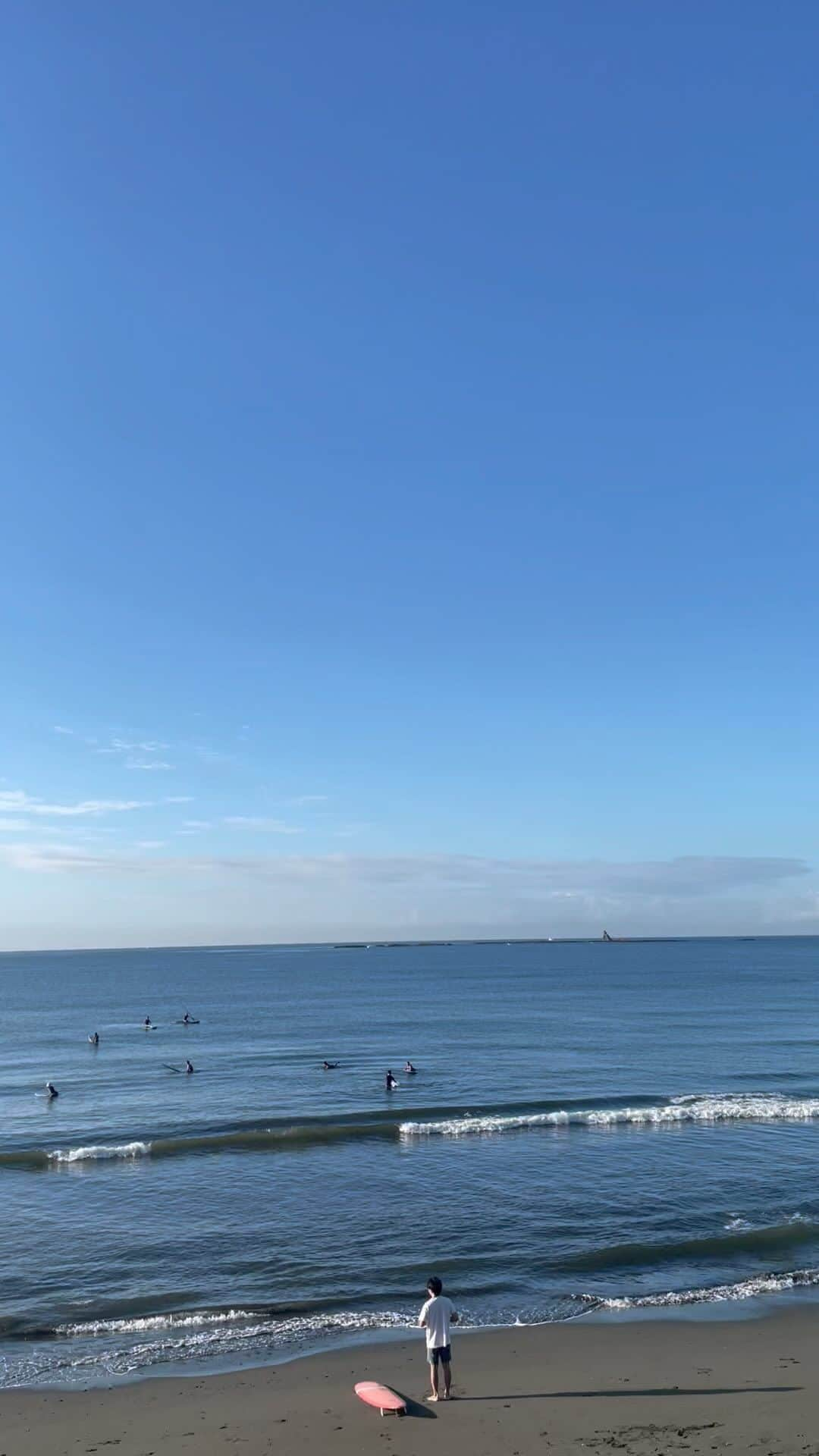 前川泰之のインスタグラム：「おはようございます☀ 今日も暑い！でも少し秋の気配のする風になってきたかな😌 今朝は珍しく朝日を浴びにビーチへ。夕焼けを見に行くことは多いんだけど、、今朝はストレスで😅  朝めっぽう弱い長男12歳。 毎日早朝、長女長男を起こして駅まで車で送るんだけど、、その間『あれしなさい』『これしなさい』ひっきりなしに声掛け😅 まぁ遠いところ通わせてるから子供達も大変なんだけど、親が言った事をなかなかスムーズにしてくれないけど、怒ると学校自体嫌になっちゃうし、そこは自分の忍耐力との勝負😠 朝からなかなかの修行です。(なるべく怒らない、という修行をしている僧侶だと思っている)  てな気持ちを引きずって仕事へ行く訳にも行かないので、チャッとビーチへ。すぐそこに気持ちのいい景色が待ってるのは救いかもなぁ😌 ふと横にいて挨拶したオジサンとしばらく立ち話。サーフィンの気持ち良さとか、富士山の写真の良いスポットとか教えていただき、コストコのサーフボードが安くて良いとの事も😊！  舞台終わったらいよいよサーフィン始めてみるかぁ✨  と良い景色と楽しい会話で気分転換もバッチリ👌🏻 (立ち話、ありがとうございました！)  さて、今日も二公演！頑張ります👍🏻👍🏻👍🏻  #おはようございます　#気分転換　#ストレス解消法 #行ってきます　#いってらっしゃい  #良い1日を」