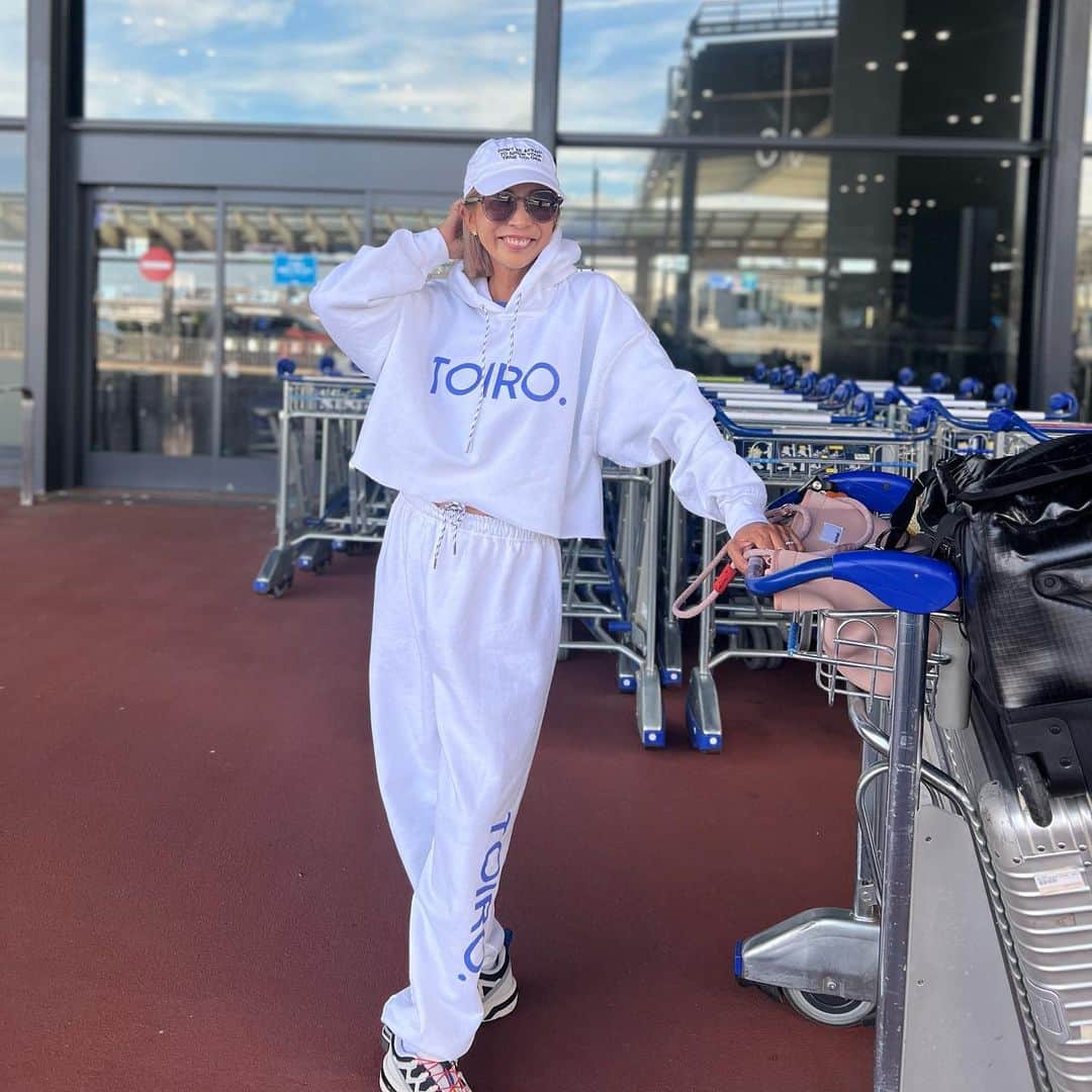 西山美希子のインスタグラム：「出張へ🛩🇺🇸機内服はトイロ上下やっぱりラクチンーー！ただいま受注会中のコチラ、ワタシ的にはこの色がいまの気分でいちばんのお気に入り💙　#TOIRO #TOIRO.」