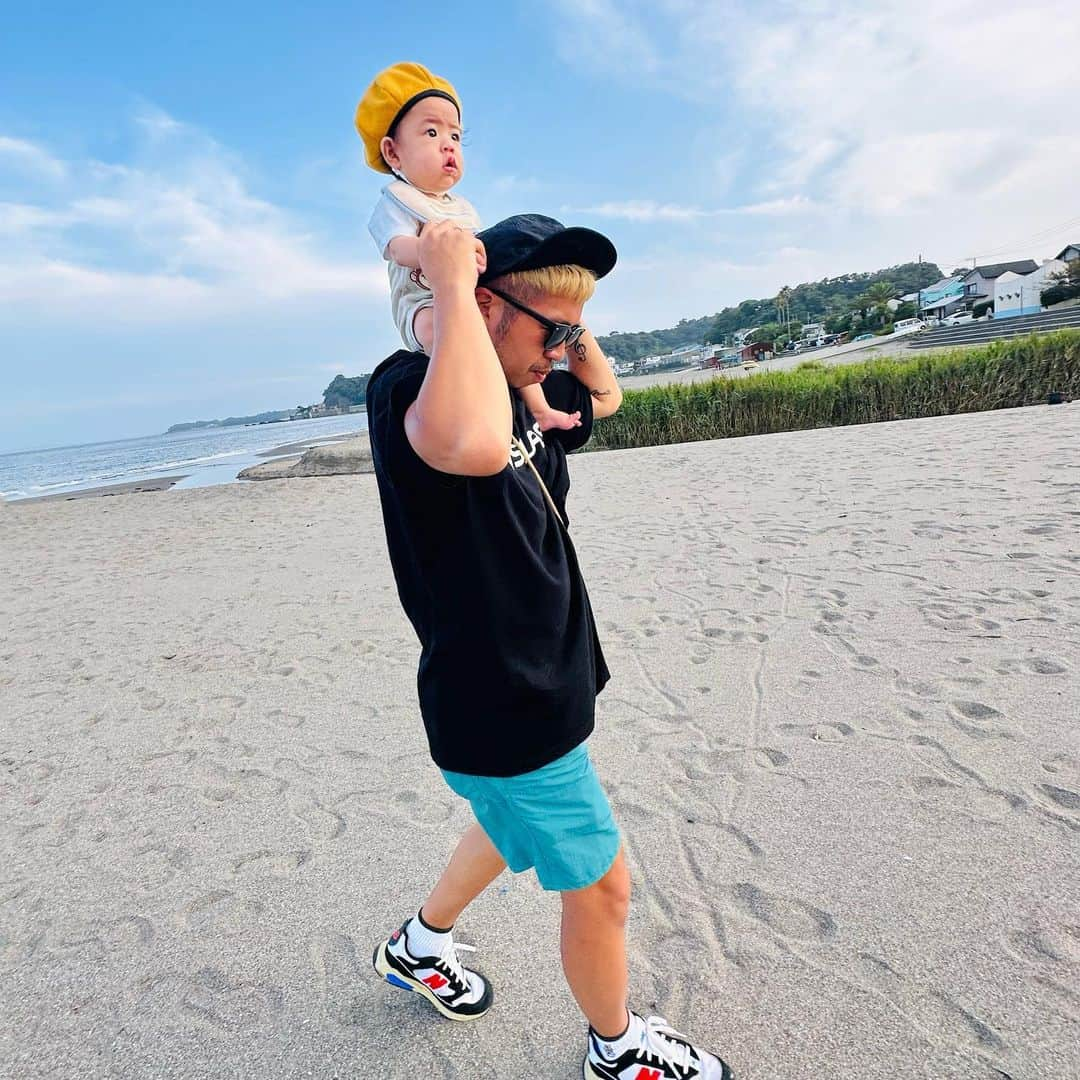 DEppaさんのインスタグラム写真 - (DEppaInstagram)「おはようございます☀️  子供の記事を投稿すると あまり良く思われない方もいると思うけど シクラ族は大切な仲間なので報告投稿🙏🏽  息子、生まれてから無事に半年を迎えました！  ㊗️6month㊗️🎉 おめでとう ありがとう!!✨  なぜハーフバースデーで投稿したかと言うと  子供が生まれる前はそんな投稿を見ては 「何がハーフバースデーじゃ」 「そもそもハーフバースデーってなんやねん」 とブーブー陰口を叩いていた私。  しかし、いざその状況に身を置いてみると ハーフバースデーを全力でい祝っている自分がいました！w  無知って怖いねw 謝ります！ごめんなさい！w  まだまだ親として何もできてないけど、 毎日ニコニコ笑っている息子を見て 「笑」と言う字を名前に付けたことだけは 誇りに思ったりして。  『名は体を表す』その言葉の通り とにかくずっと笑顔でいてほしい。  ただただそう願います。  やつはまだ6ヶ月。俺がどんな存在かもわかってない。  だから歌い続けて行こうと思う。  ちょっとくらいカッコいいところ見せたいし おぉ〜ってなるような音楽を聴かせてやりたい。  引き続き、気合い入れて歌います🔥  さぁ！今日も頑張りましょーーーッ！！！💪🏽  #シクラメン #シクラ族 #シクライブ #LOVEMUSIC #PEACEMUSIC #LIVE #music #yell #応援歌 #雑草魂 #根性 #諦めの悪い男 #夢 #希望 #目標 #叶える #赤ちゃん #赤ちゃんのいる生活 #親バカ部 #笑友永 #ちびデッパ #えったん」9月12日 7時04分 - deppa_shikuramen