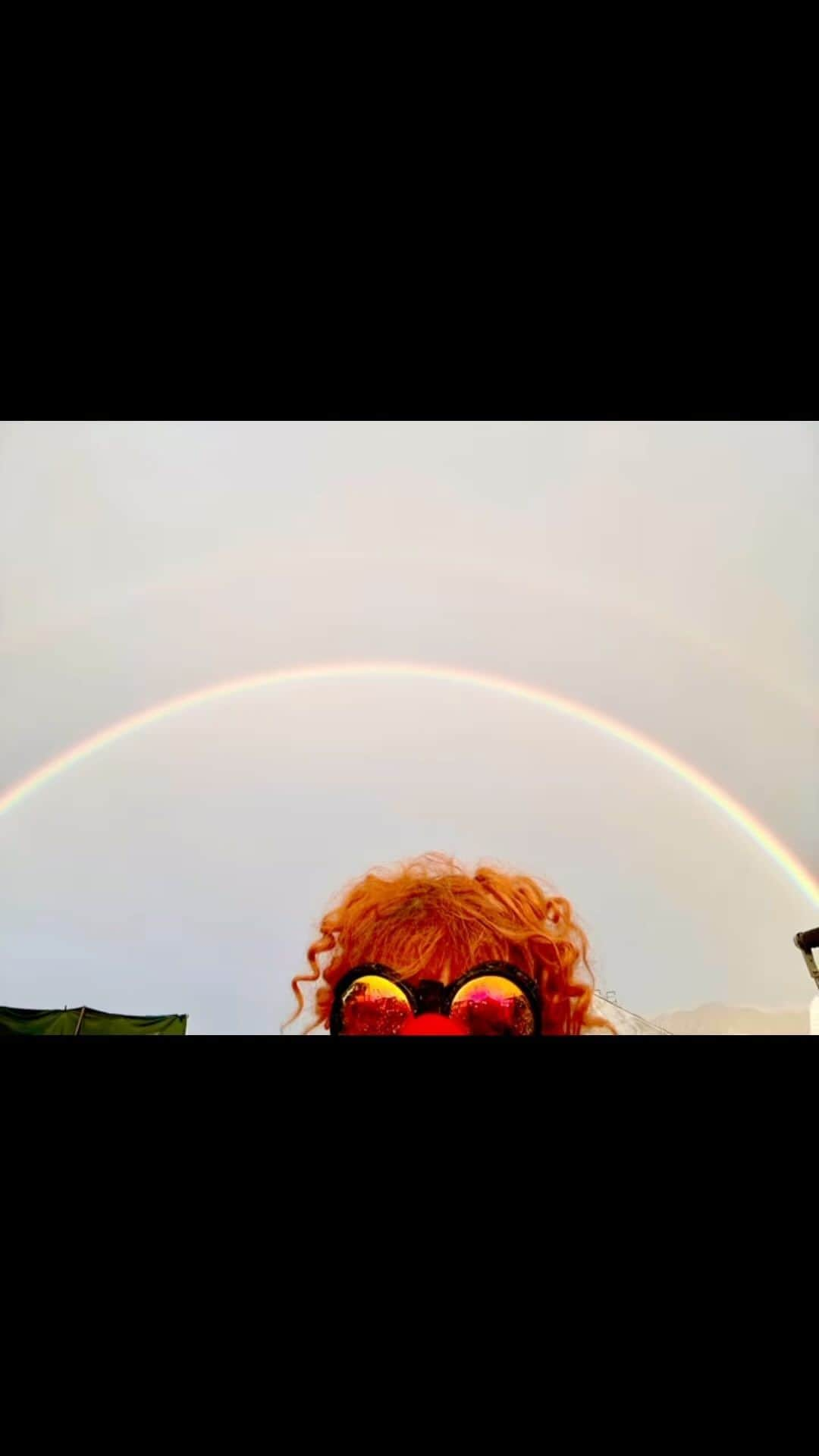 ボニー・モーガンのインスタグラム：「So many asked how it actually was @burningman in the rain… IT WAS THE BEST DAY EVER!!! We literally ran amok amuck A MUCK!!! It was Rain Man… definitely definitely Rain Man!! Black Rock City Of Celebrating Citizens! Spectacular gratitude to ALL who checked in while Dad and I were off the grid, Thank you for your love, concern, and patience.  Glorious Rainbow Temple image by the unparalleled @jamenpercy.burn @life.is.a.circus_art.install by the spectacular @sandra___berube Rainbow and Man pic by @autobiographica Take Flight by @chromaforms No Dancing by @lookinguparts Elder Mother tree by @charlesgadeken and so many many other marvelous artists and magnificent friends #adventuresofbendybonnie #adventuresofbonanddad #thankyoularry #burningman #playaclown #bestdayever #shenanigans #tomfoolery #blackrockcity #cityofmysoul #stripes #rainbow #clowningaround #runamok #amokamokamok #rednosedistrict #highflying #tightrope #blackrockcitizen #bigart #fire #pho #rainday #singingintherain #kerryward #bendybonnie」