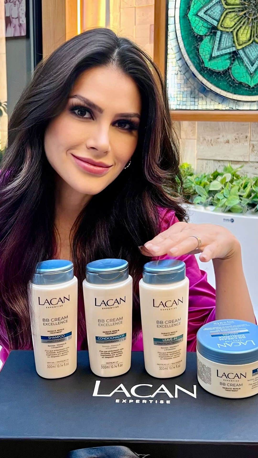 ナタリア・ギマランエスのインスタグラム：「PRESENTINHO ESPECIAL!! 😍  Quer receber essa caixa incrível da Lacan Cosméticos, com a linha BB Cream Excellence?  Para ganhar é bem fácil, basta fazer os seguintes passos:  ✨ Seguir o meu perfil e o da Lacan @lacancosmeticos ; ✨ Comentar marcando 2 amigos – Não vale famosos, marcas e fakes; ✨ Curtir o vídeo.  No dia 18/09 a Lacan irá postar em seu Story os dois ganhadores do Kit BB Cream Excellence! Incrível, não é?  Não perca essa oportunidade!  #lacancosmeticos #lacaninlove *publicidade」