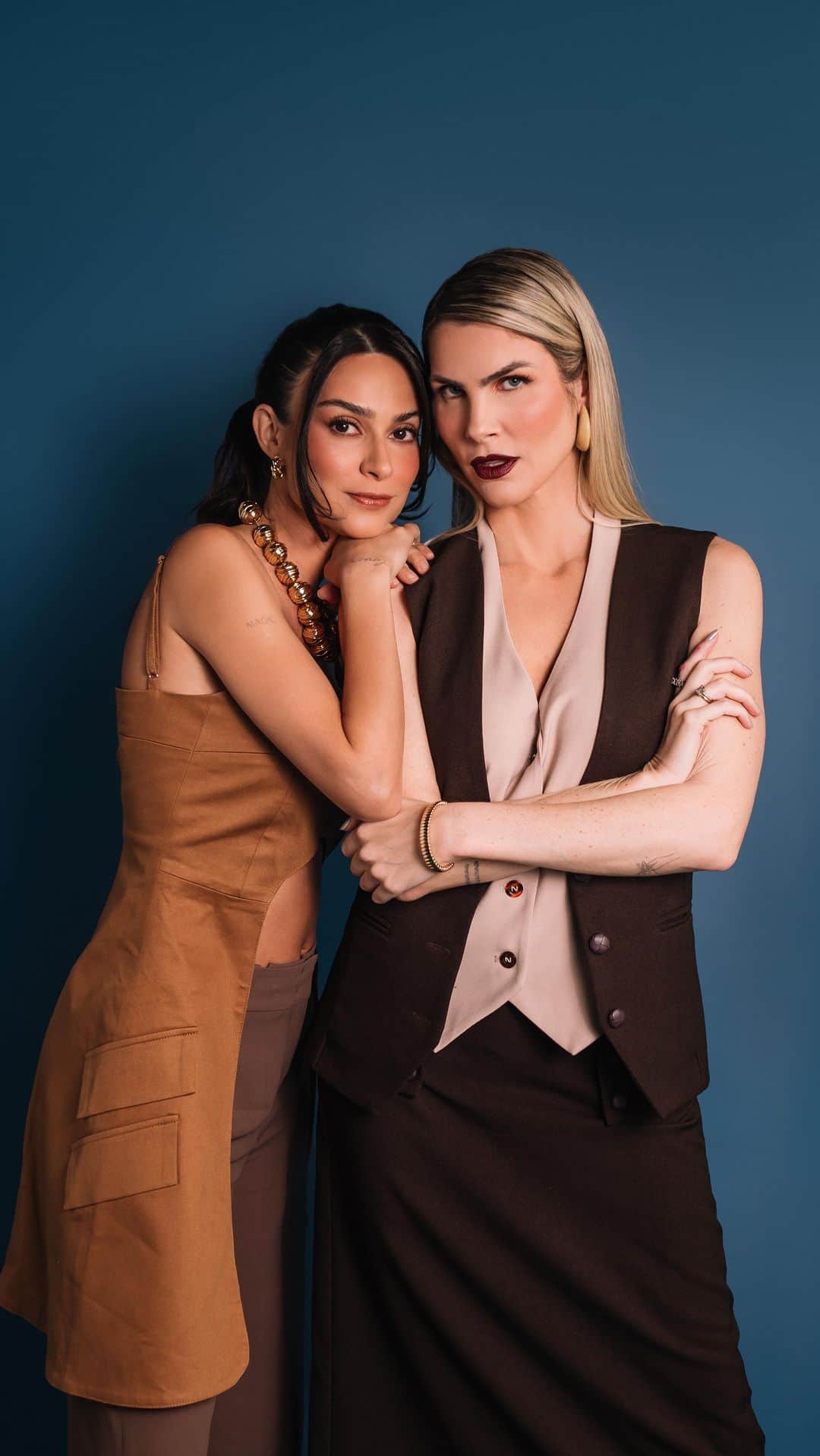 Thaila Ayalaのインスタグラム：「No AR “pais de luto” - Como é o dia a dia dos pais e mães que perderam seus companheiros e seguem criando uma família diferente, mas ainda com muito amor? @rafaelstein e @quintuploscapixabas, contam tudo pra gente nesse episódio, link tá na bio!」