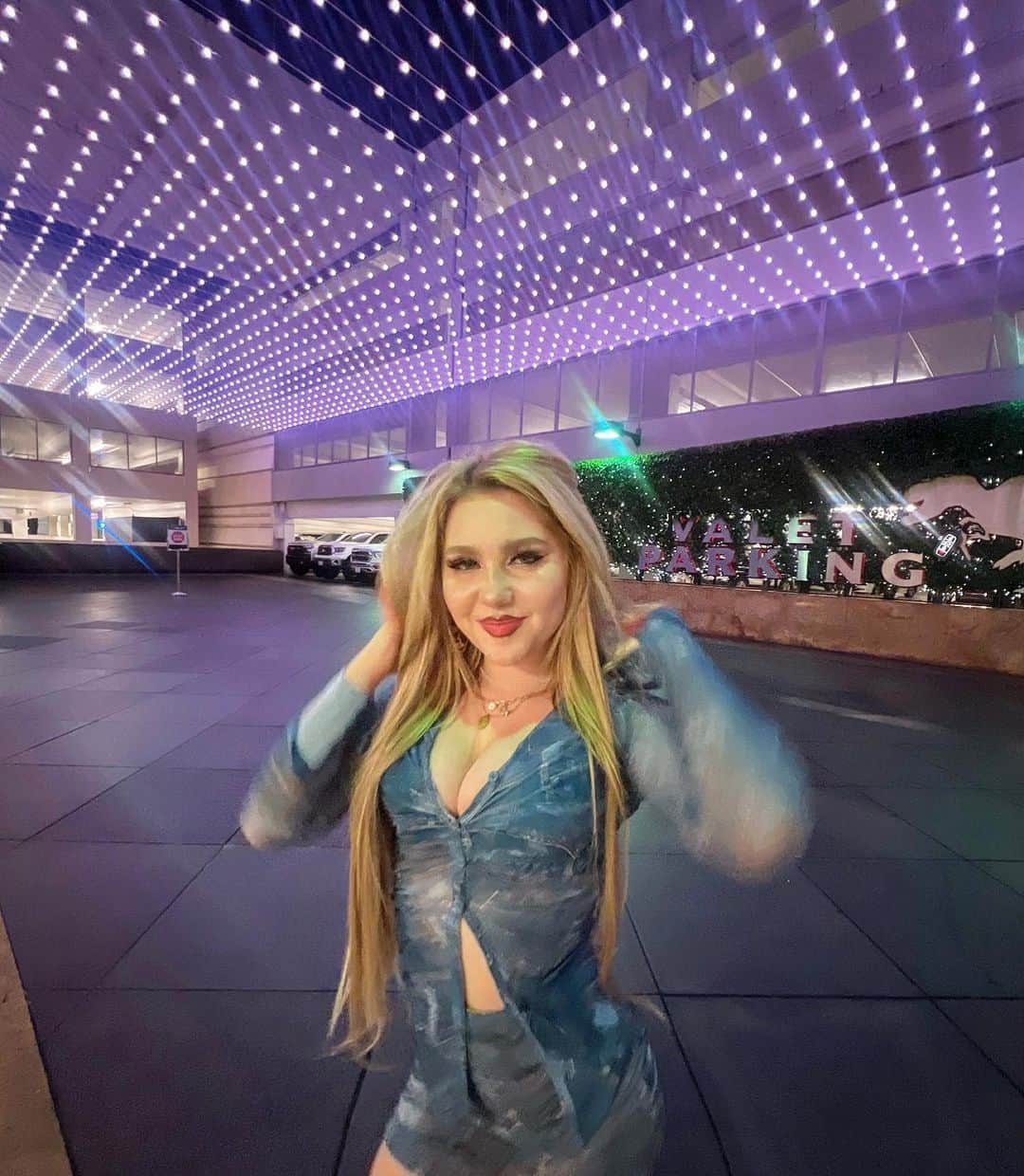 エラ・アンダーソンのインスタグラム：「thank you horror nights for the screams, as u can see, i managed to smile through it all  @HorrorNights」