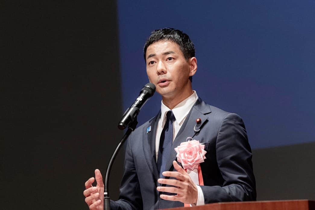山本左近のインスタグラム：「昨日お陰様で、 当選後初めての国政報告会を 無事に開催することができました。  本当に多くの皆さんにご来場頂き、満員御礼。  会場入りきれず 外でモニターごしの方もいらっしゃったこと 申し訳ございませんでした。  改めまして、本当にありがとうございました！！  皆さんにお会いできて、力をいただきました。 これを糧に、今日からも全力で頑張って参ります！！  これからも引き続き ご指導ご鞭撻の程宜しくお願い申し上げます！！  いつも応援頂き、本当にありがとうございます！！！  文部科学大臣政務官 兼 復興大臣政務官 衆議院議員 山本左近  #国政報告会 #衆議院議員 #山本左近」