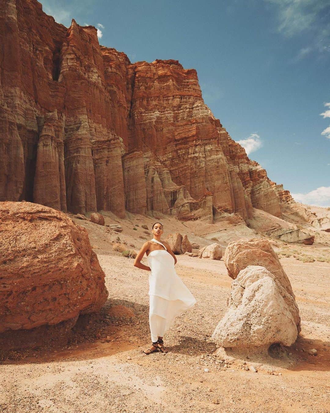 ジョルダナ・エリザベスさんのインスタグラム写真 - (ジョルダナ・エリザベスInstagram)「a beautiful desert location for @blancmagazine out now! ☺️🌞✨ photographer: @damien_fryz  makeup: @missjoannak  stylist: @karolinafre」9月12日 7時24分 - jourdanaelizabeth