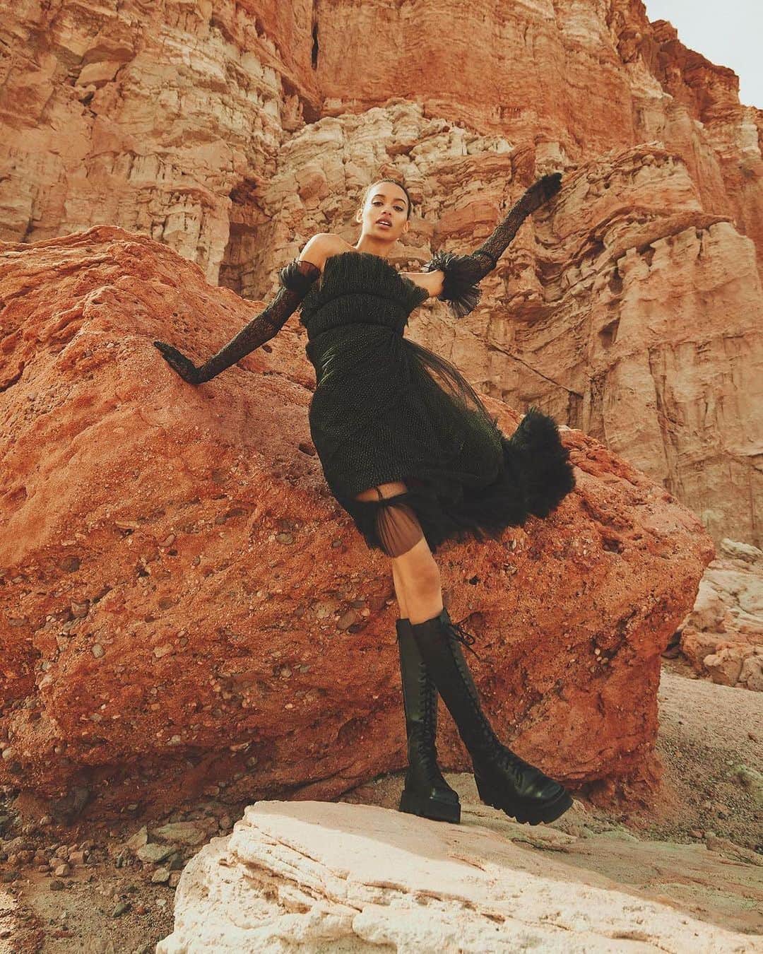 ジョルダナ・エリザベスさんのインスタグラム写真 - (ジョルダナ・エリザベスInstagram)「a beautiful desert location for @blancmagazine out now! ☺️🌞✨ photographer: @damien_fryz  makeup: @missjoannak  stylist: @karolinafre」9月12日 7時24分 - jourdanaelizabeth