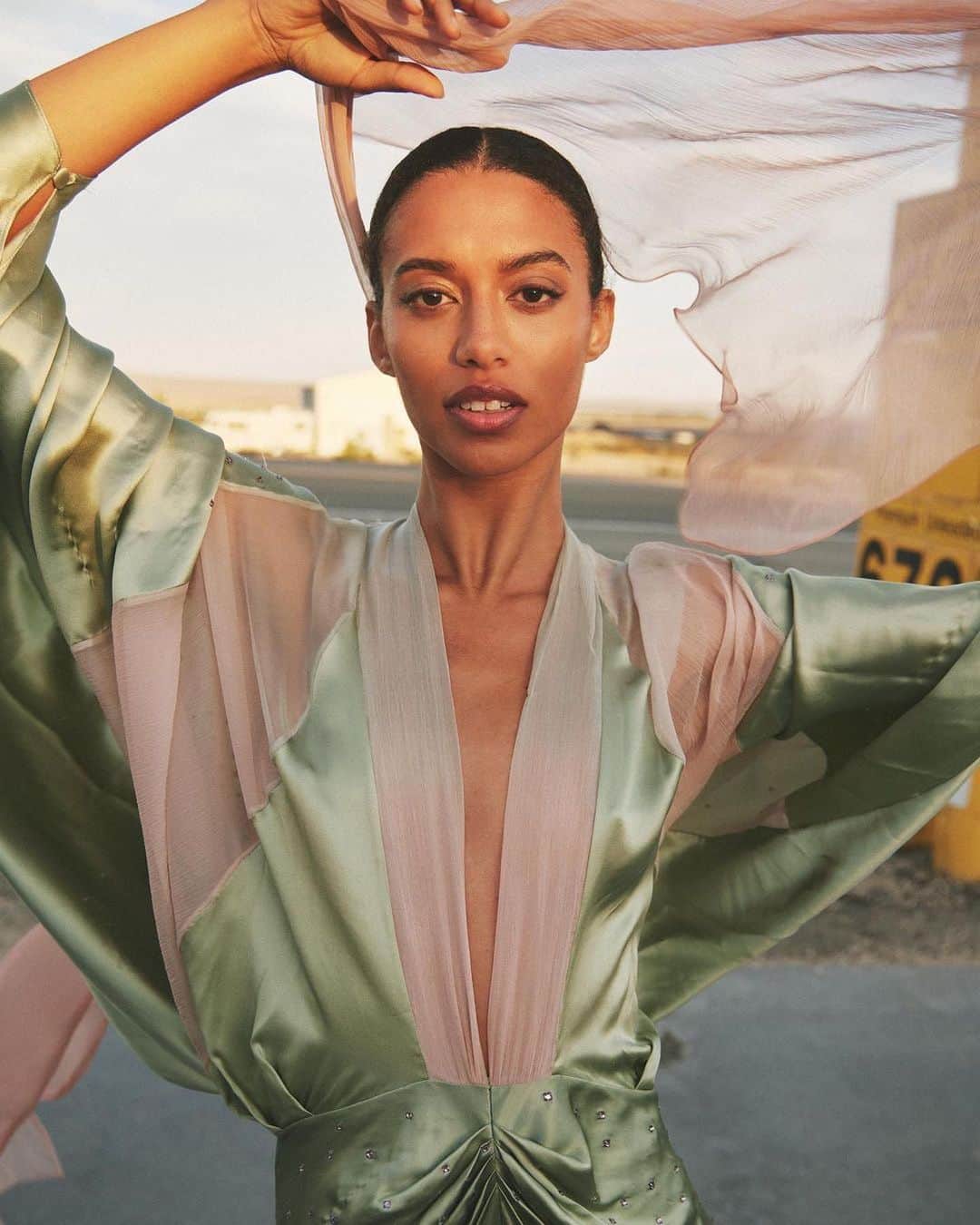 ジョルダナ・エリザベスさんのインスタグラム写真 - (ジョルダナ・エリザベスInstagram)「a beautiful desert location for @blancmagazine out now! ☺️🌞✨ photographer: @damien_fryz  makeup: @missjoannak  stylist: @karolinafre」9月12日 7時24分 - jourdanaelizabeth