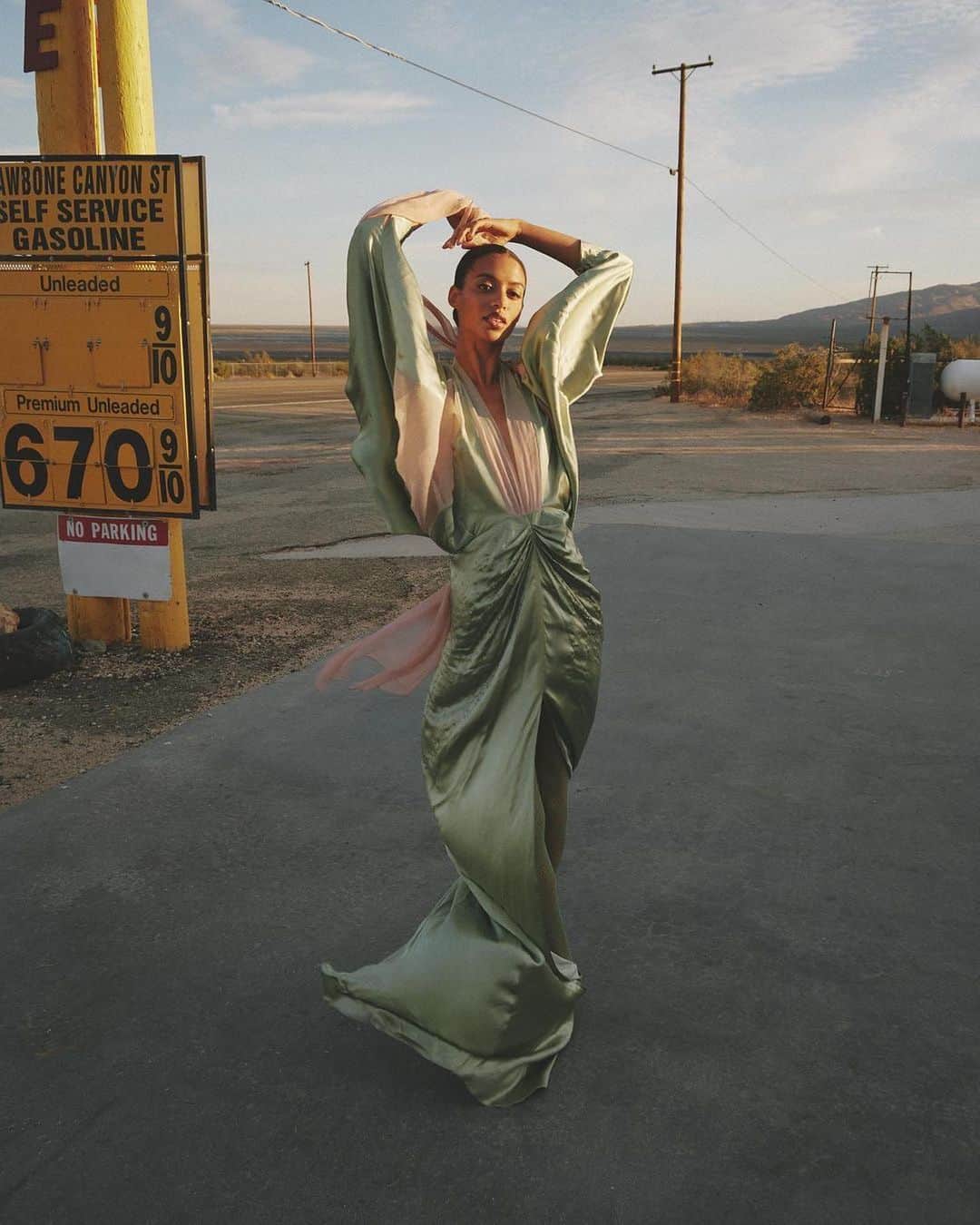 ジョルダナ・エリザベスのインスタグラム：「a beautiful desert location for @blancmagazine out now! ☺️🌞✨ photographer: @damien_fryz  makeup: @missjoannak  stylist: @karolinafre」