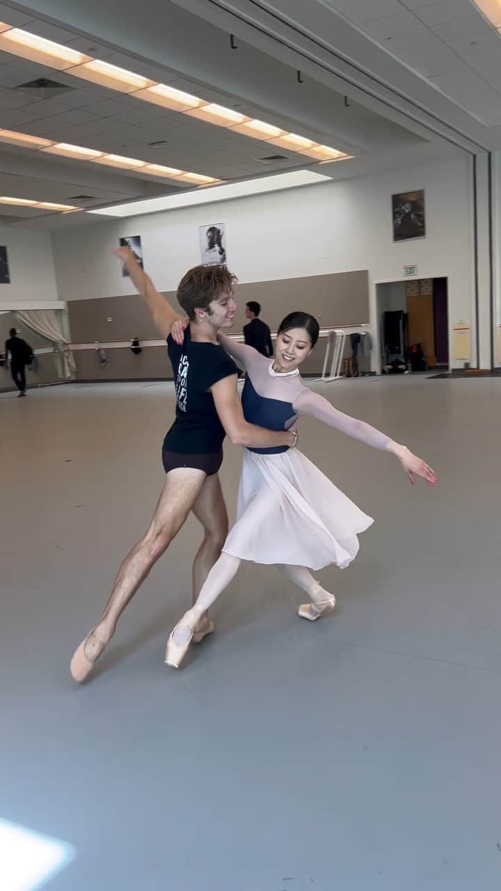 のインスタグラム：「@bodileballet leotard made me want to waltz with @_luca_iron_00   新しいレオタード🩵  #leotard #waltz #studio #ballet #ballerina #ballerinalife #バレエ　#レオタード　#バレリーナ」