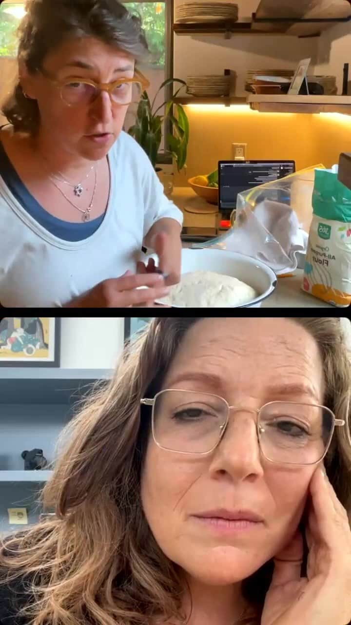 メイム・ビアリクさんのインスタグラム動画 - (メイム・ビアリクInstagram)「Trying not to mess up baking ...