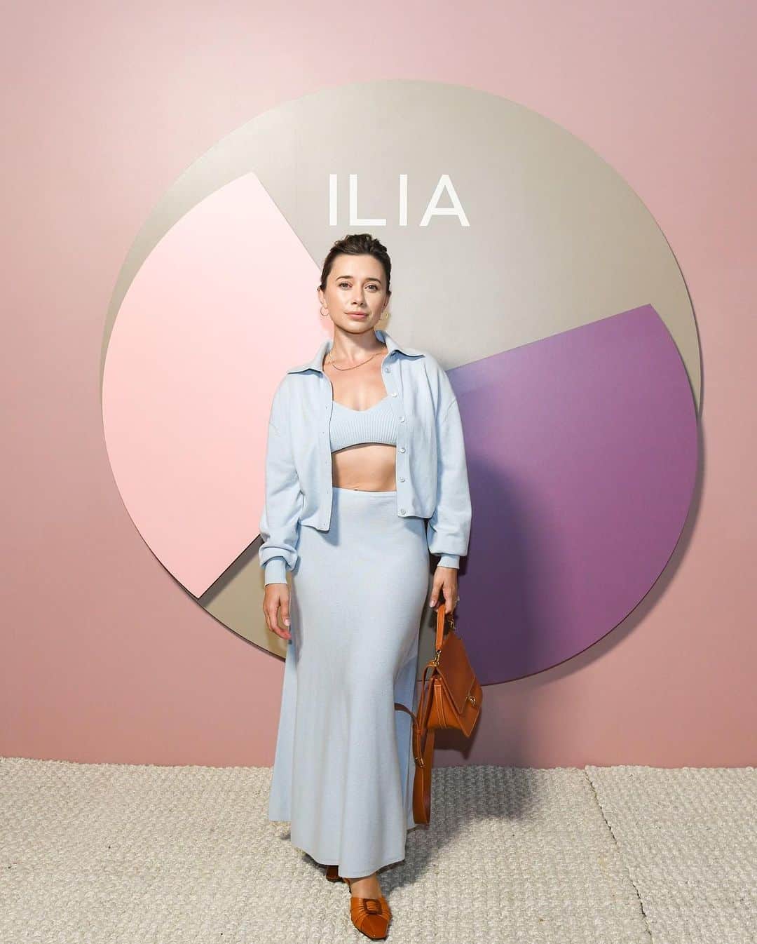 オレーシャ・ルーリンのインスタグラム：「Thank you for having me @iliabeauty not only do you make my beauty routine clean and stunning but these little lavender lemons drops were delicious 🍸  Finally got to wear this incredible outfit by @scanlantheodore  that’s been waiting for me post baby.」