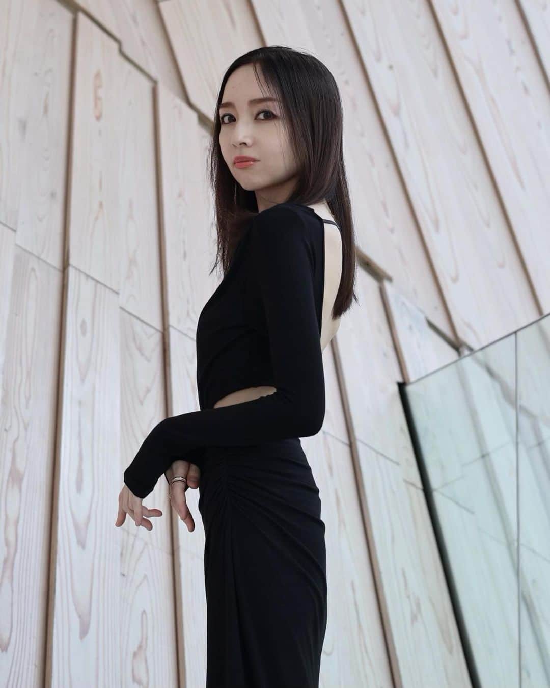 宮本笑里のインスタグラム：「何時間練習しても、たくさん歩いても ノーストレスで着心地抜群。  コラーゲン成分を含み エコフレンドリーな生地を使用するなど 地球環境にも優しいとのこと。 敏感肌な私にも嬉しい…😌   #ほんとに #怒ってない #シリーズ #ootd #determ #デターム #秋服 #fashion  @determ_official #tokyo #boucheron @mroman_azabu」