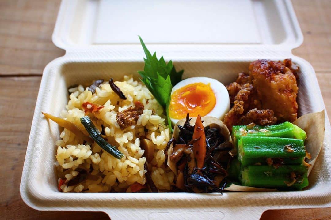 mikaのインスタグラム：「2022.09.12火曜日 ・ 本日の娘R弁当 ・ 山菜ごはん 塩味玉 鶏の唐揚げ ひじき煮たの おくらおかか和え ・ 娘が おにいが少し疲れてるみたいだから ラインでスタバプレゼントしようかなと ・ ちょっとした気持ちを簡単に届けられるって いい時代だなと思ってたら #支払いに使ったカード私のやん ＊  ＊  #お弁当 #娘弁当 #弁当 #地味弁 #渋弁 #枯れ弁 #女子弁当  #和食 #bento #bentobox #lunch #lunchbox  #曲げわっぱ #公長齋小菅 #野田琺瑯  #工房アイザワ #暮らし #本日の娘R弁当  #マカロニメイト  #フーディーテーブル」