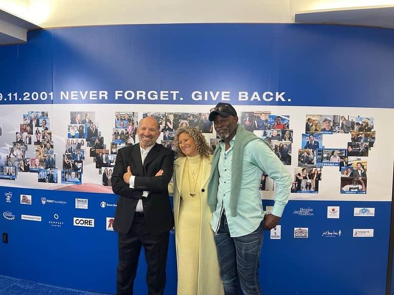 ジャイモン・フンスーのインスタグラム：「I am honored to commemorate the 658 employees Cantor Fitzgerald & BGC Partners lost on 9/11/2001 @CFCharityDay with Edie and Howard Lutnick. Thanks for all the incredible work you’re doing at @CantorRelief. Please support their work with a donation 🙏🏿 link in bio.  #CFCharityDay #CantorRelief #CharityDay2023」