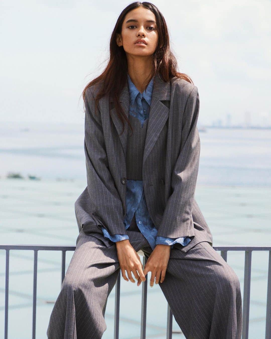 のインスタグラム：「NATURAL BEAUTY BASIC 2023.FW  photograph  @bun5o  styling @katokasu  H&M by me model @fatiaalydrus  Editor @yulily0504   #hair #makeup #mifunemake #mywork」