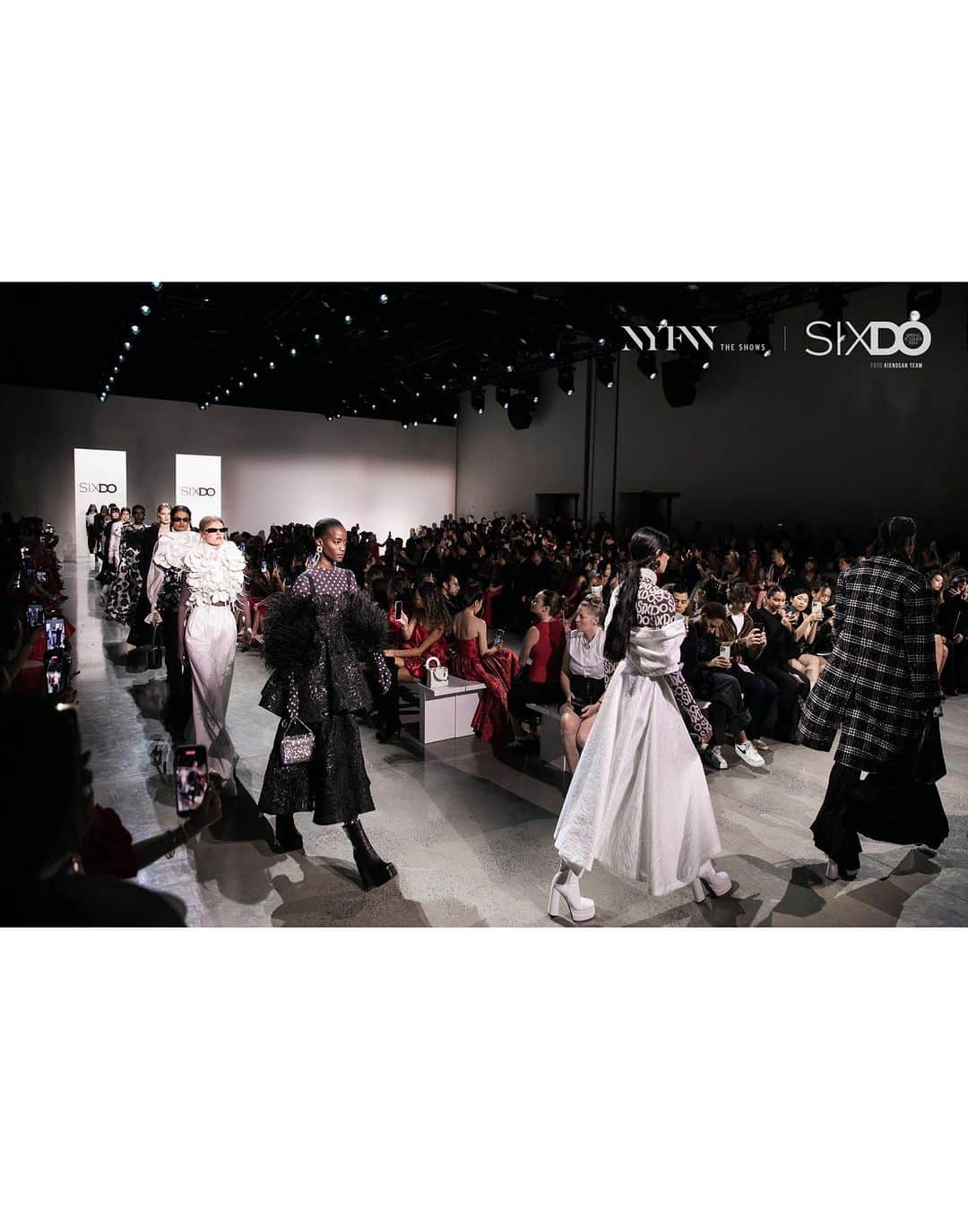 Hung Vanngoさんのインスタグラム写真 - (Hung VanngoInstagram)「@SixDoVN by @domanhcuongdmc #NYFW #SS2024. Casting @jenniferstarr1  💇🏻‍♀️ @gonn24  💄 @hungvanngo & my amazing team (THANK YOU!!!) plus the support from @rephr.to @lashify @bioeffectofficial @makeupbymario 🙏🏼🙏🏼🙏🏼🙏🏼.  SKINCARE: @bioeffectofficial  -Micellar Water -Osa Water Spray -EGF Serum -Hydrating Cream -Face masks -Eye masks  -Eye Serum  LASHES: @lashify The debut of the I-Line Gossamer Lash coming soon! The I-Line Gossamer Lash is premapped in lengths 8mm, 9mm, 10mm, 11mm, 12mm 🖤  MAKEUP: @makeupbymario SURREALSKIN™ AWAKENING CONCEALER SURREALSKIN™ FOUNDATION SOFTSCULPT® SHAPING STICK SOFTSCULPT® BRONZER SOFT POP POWDER BLUSH in shades Mellow Mauve, Desert Rose, Wildberry SOFT GLOW HIGHLIGHTER MASTER MATTES® EYESHADOW PALETTE MASTER BLADE® BROW PENCIL MASTER EYE PREP & SET™ ULTRA SUEDE® LIPSTICK in shades Maurice & Garth ULTRA SUEDE® SCULPTING LIP PENCIL in shades Daniel & Jeff  ALL BRUSHES ARE FROM @rephr.to 🖤  All photos are from team @kiengcanpro」9月12日 8時14分 - hungvanngo