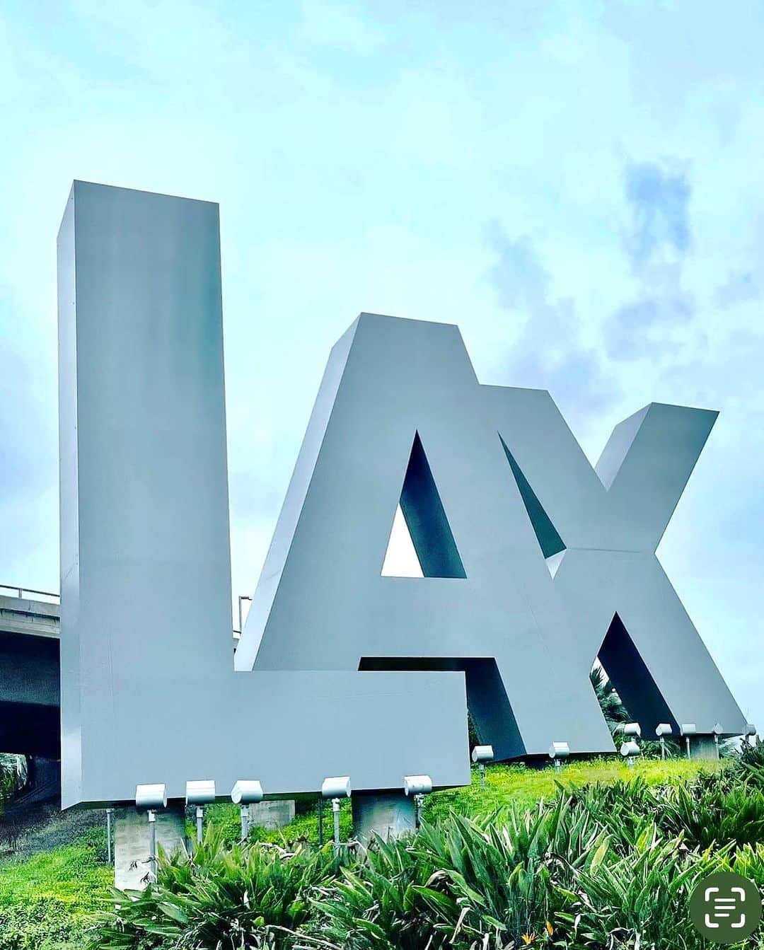 北紺守彦さんのインスタグラム写真 - (北紺守彦Instagram)「🇺🇸Los Angeles Airport は映画の舞台のよう  妻と娘に 出迎えられて 幸せでした💕  ここには 数多くの🎥映画が撮影され 数々の名シーンが生まれてきた場所 僕たちのような普通の人々にとっても この✈️空港は特別に感じますね  👨‍👩‍👧ハグをして😊喜びを分かち合い 周りの人々も 僕たちの幸せな光景に微笑み まるで🎬映画のエキストラのように感じる  🇺🇸Los Angeles Airportは 僕たちの 物語の舞台のよう  …かなり 勘違いですが…  笑  でも そんなロマンチックな気持ちに させてくれる✈️Los Angeles Airport  🇺🇸戻ってきました  #la  #lax  #airport  #international  #movie  #story」9月12日 8時17分 - morihiko.kitakon