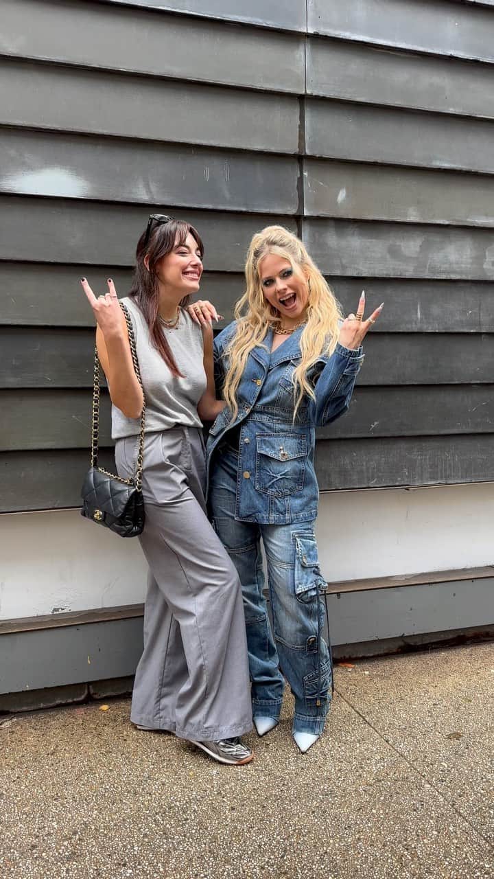 Nylon Magazineのインスタグラム：「Avril Lavigne took us along for a day in the life during New York Fashion Week — from getting ready for Colin LoCascio’s Spring/Summer 2024 show to her favorite spots to dine in NYC. View her photo diary at the link in bio.   🎥 @kellychristinereed for NYLON」