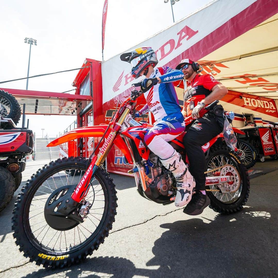 Honda Powersports USさんのインスタグラム写真 - (Honda Powersports USInstagram)「With @chasesexton and @jettson18 having taken the 2023 450 titles in AMA @supercrosslive and AMA @promotocross, respectively, Team Honda HRC seemed to have its bases covered heading into the inaugural @SuperMotocross race, held this weekend at Charlotte’s zMax Dragway. That’s the way it played out, as Sexton returned to his winning ways, taking the overall victory with impressive 1-1 moto scores. Although Lawrence struggled with his settings in moto 1, he rode impressively in the second outing, and his 7-2 moto scores earned him fourth overall. In the 250 class, @hunterlawrence suffered from poor starts and inopportune falls, tallying 9-7 moto scores for eighth overall, but he's eager for redemption next week in Chicago, where double points are up for grabs. #RideRed @hondaracingcorporation」9月12日 8時31分 - honda_powersports_us