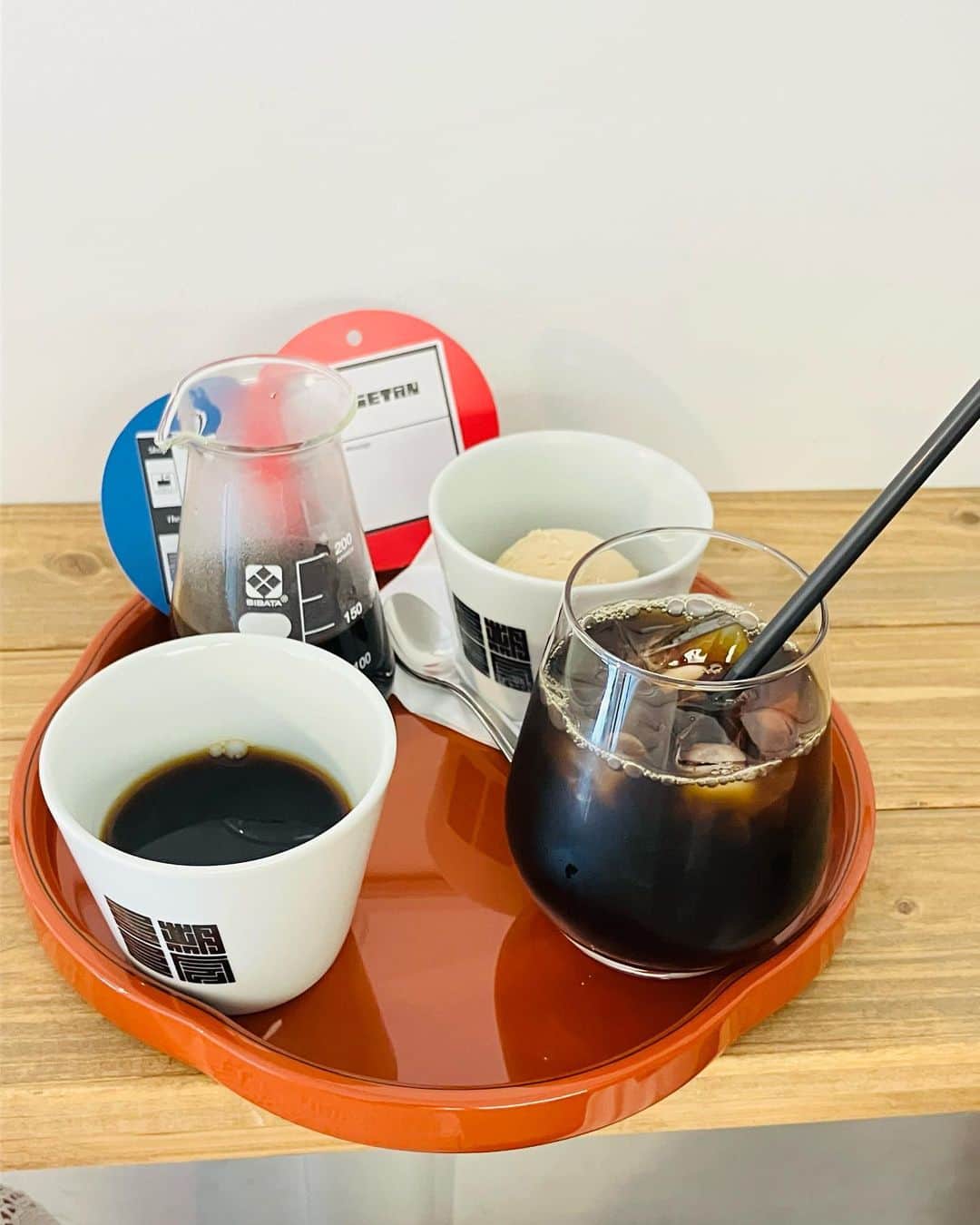 藤田りえさんのインスタグラム写真 - (藤田りえInstagram)「大好きなコーヒー店 tea gate coffeeへ。 @tea_gate.coffee  ⁡ いつも私はノワールをオーダー。 夫はアイスコーヒーに。 ホットコーヒーはもちろんだけど、 こちらのアイスコーヒーはコーヒーの香りや旨みが感じられてとっても美味しいんだよねぇ♡  pic3 コースターに希望の名前を入れてくれるの。 この日は「ﾘｴﾀﾝ」にしてみた笑 ⁡  秋の新作のバナナケーキも気になるなー💛 ⁡ ⁡ +:-:+:-:+:-:+:-:+:-:+:-:+:-:+:-:+ threadsでは、インスタとは違ったことをつぶやいています プロフィールトップの@マークをタップしてみてね。 ⁡ #teagatecoffee #コーヒー #カフェ #恵比寿カフェ #コーヒー好きな人とつながりたい」9月12日 8時23分 - rie_fujita.ana