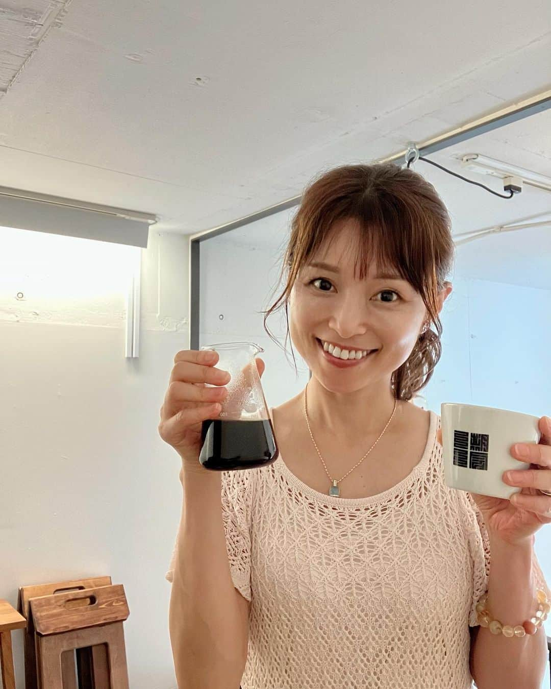 藤田りえのインスタグラム：「大好きなコーヒー店 tea gate coffeeへ。 @tea_gate.coffee  ⁡ いつも私はノワールをオーダー。 夫はアイスコーヒーに。 ホットコーヒーはもちろんだけど、 こちらのアイスコーヒーはコーヒーの香りや旨みが感じられてとっても美味しいんだよねぇ♡  pic3 コースターに希望の名前を入れてくれるの。 この日は「ﾘｴﾀﾝ」にしてみた笑 ⁡  秋の新作のバナナケーキも気になるなー💛 ⁡ ⁡ +:-:+:-:+:-:+:-:+:-:+:-:+:-:+:-:+ threadsでは、インスタとは違ったことをつぶやいています プロフィールトップの@マークをタップしてみてね。 ⁡ #teagatecoffee #コーヒー #カフェ #恵比寿カフェ #コーヒー好きな人とつながりたい」