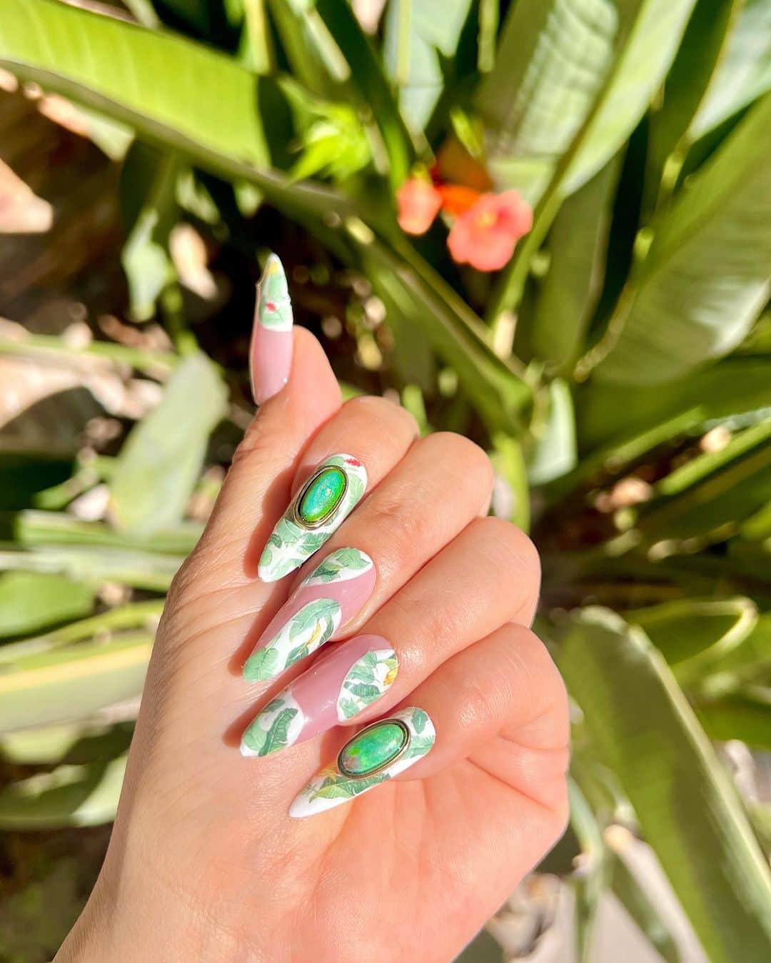 Britney TOKYOのインスタグラム：「End of summer nail art or Beverly hills hotel wall paper 🙃又はミジェ🍌  #mejane #beverlyhillshotel #わかる人にはわかる」