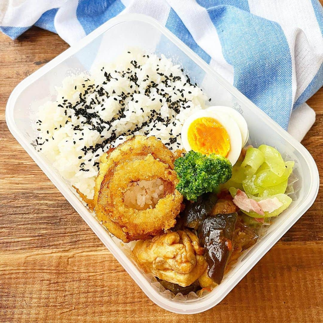 金子あきこのインスタグラム：「#お弁当 #チキンと茄子のアラビアータ #うりとベーコンのソテー #オリオンリング #ゆで卵 ・ ・ ・ オニオンリングは業務スーパーの奴 少しの油で揚げ焼きに ・ ・ ・ #高校生弁当#男子弁当#タッパー弁当#手作り#野球#食トレ#段取り#作り置き#冷凍保存 #時短レシピ#ほったらかしレシピ#炊飯器#炊飯器レシピ#食べ物で身体は作られる#健康#食物繊維#腸活#ダイエット#免疫力アップ#管理栄養士#レシピ開発#料理家#節約美容料理研究家#業務スーパー#船橋」