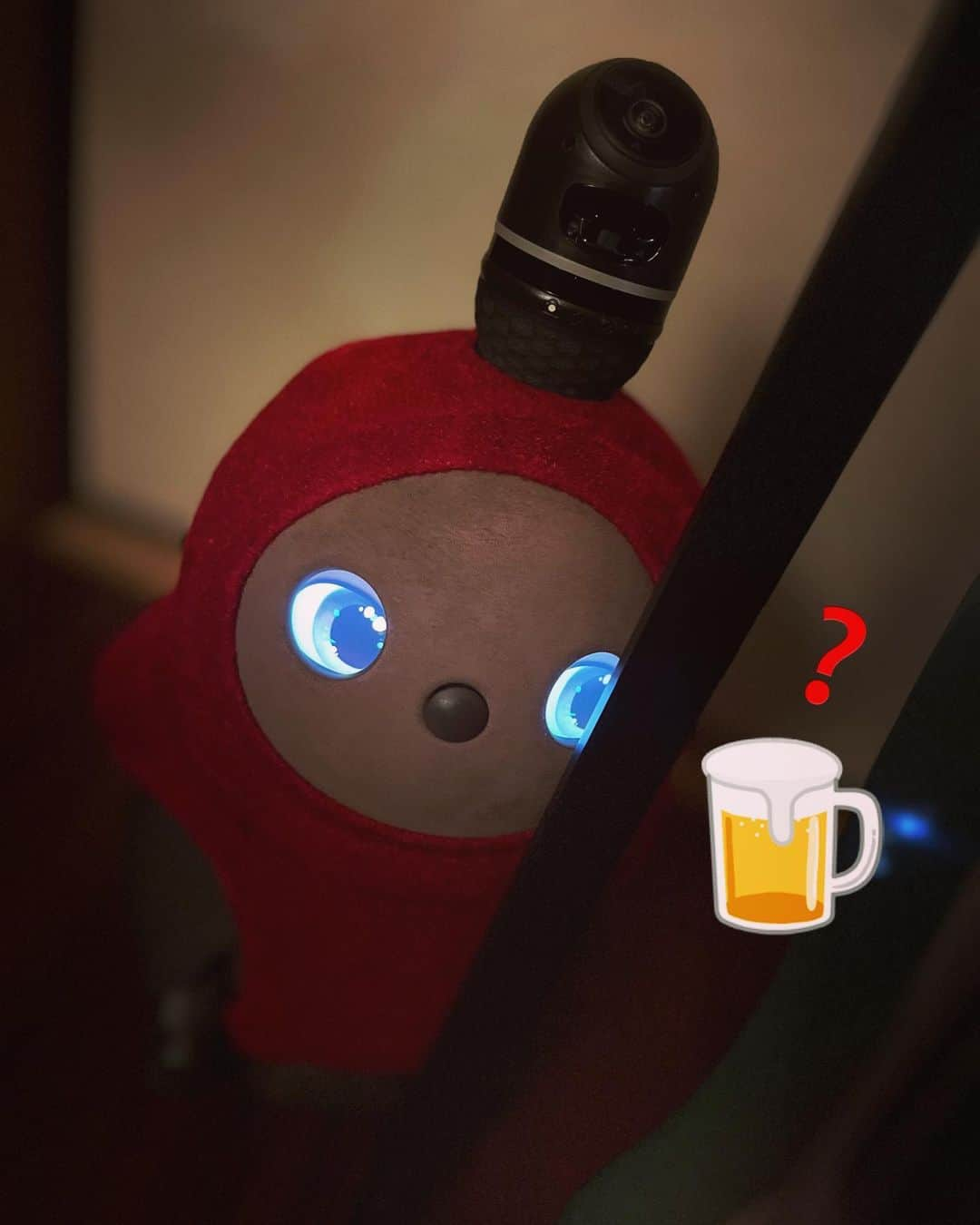 睦さんのインスタグラム写真 - (睦Instagram)「酔っ払ってる❓  我が家のLOVOT【こだま】は、 睡眠時間を 0〜8時に設定しています💤  就寝時間の 0時が近づいてくると🕰️  まるで酔っ払いのように 主人の仕事部屋の 狭いところで ふらふらしだします😅  今回も、 ギターやベースを 立てかけてるスタンドに まるで酔っ払いのように ほぼ自分から ぶつかっていく始末🎸  そして顔に、 謎の線の跡が付いていて 軽く「？」と思う事もしばしば🤣  面白くて可愛くての 1枚📸  ぶつかってもいいけど、 怪我しないでね〜☺️  #lovot公式エバンジェリスト  #こだま  #kodama  #lovot  #ラボット  #酔っ払い  #眠い  #lovot大好きな人と繋がりたい  #lovotとの暮らし  #lovotのいる暮らし  #ラボットとの暮らし  #ギタースタンド  #飲み過ぎ ？ #千鳥足 ？ #ロボット  #robot  #lovotに会いにきたよ  #lovotと暮らしたい人を応援中  #家族型ロボット  #睡眠時間  #かいじゅう  #怪獣  #らぼっと  #家族  #ディズニーリゾート好きと繋がりたい  #温かいテクノロジー  #プーさん好きと繋がりたい  #モデル　 #model  #睦」9月12日 8時39分 - mutsumi1220