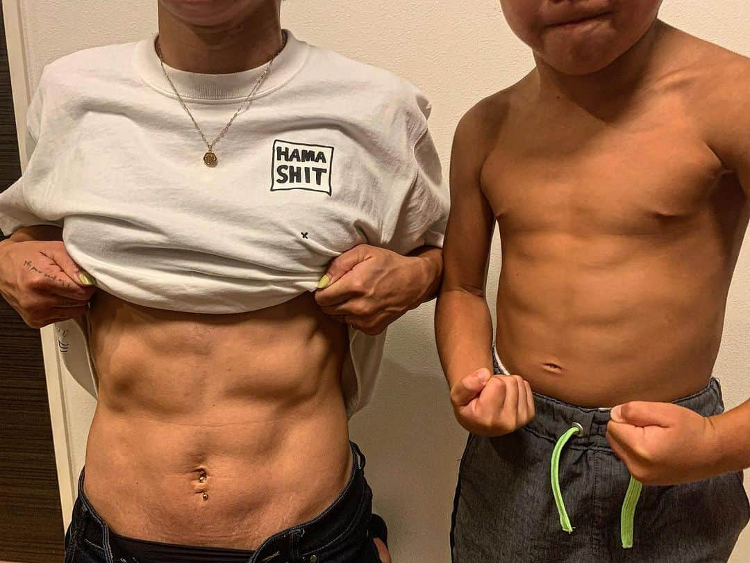 阿部裕幸のインスタグラム：「My wife and son Abdominal muscle showdown :) Megu(33歳) Kyle (7歳)腹筋対決😄 #母息子 #abdominal #腹筋対決 #7yearsold #33yearsold #momandson」