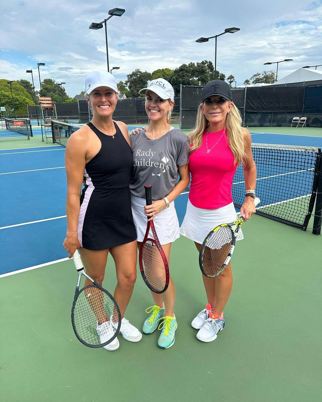 リンゼイ・ジャコベリスのインスタグラム：「Great day on the court with @ginaseau @jennyalden @caroline_dolehide for @radychildrens down @sandiegoopen @wta #tennis」