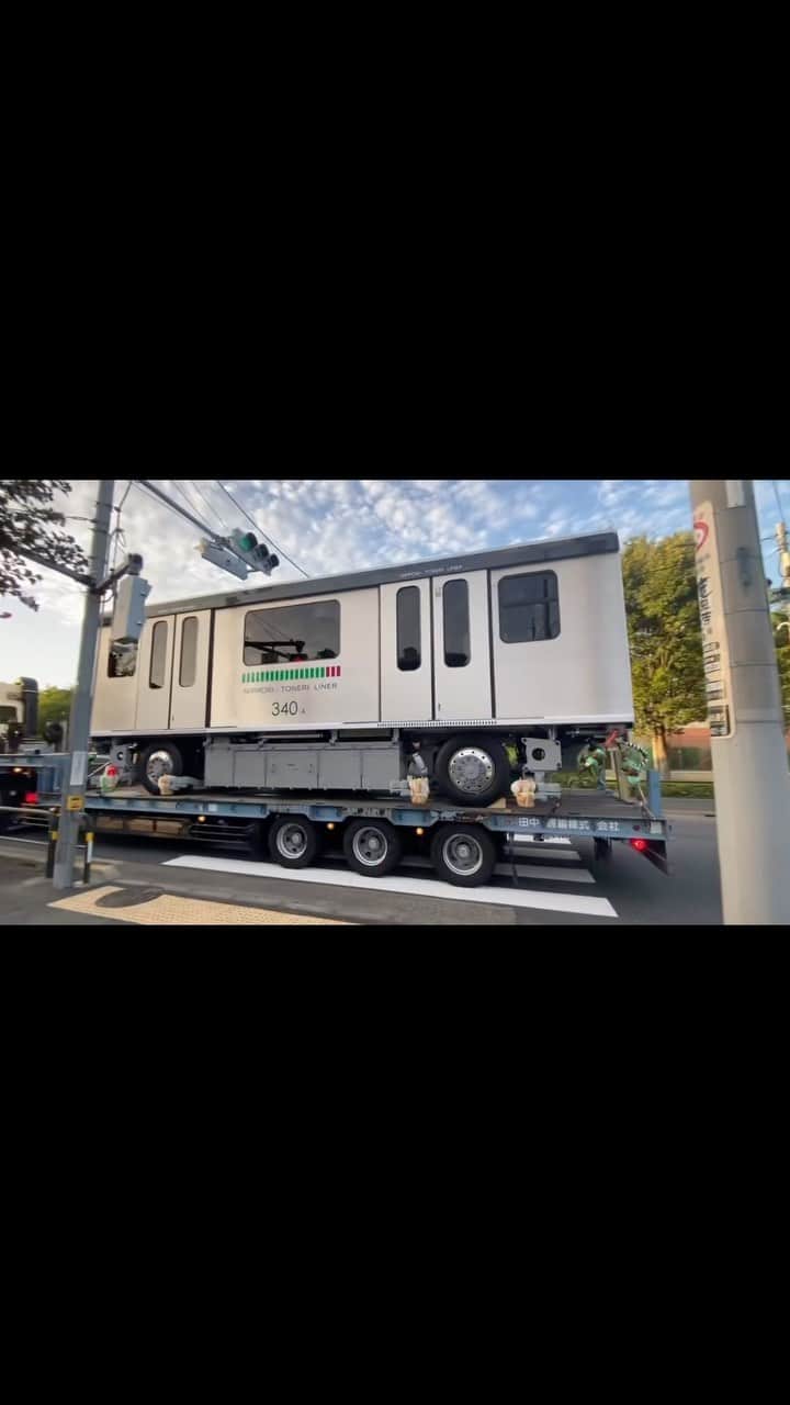 がっちゃんのインスタグラム：「日暮里舎人ライナーの車両運搬！ 偶然見れました🤣  The Nippori-Toneri Liner is a new transportation system that operates automatically through computer control.  #train #trainstagram」