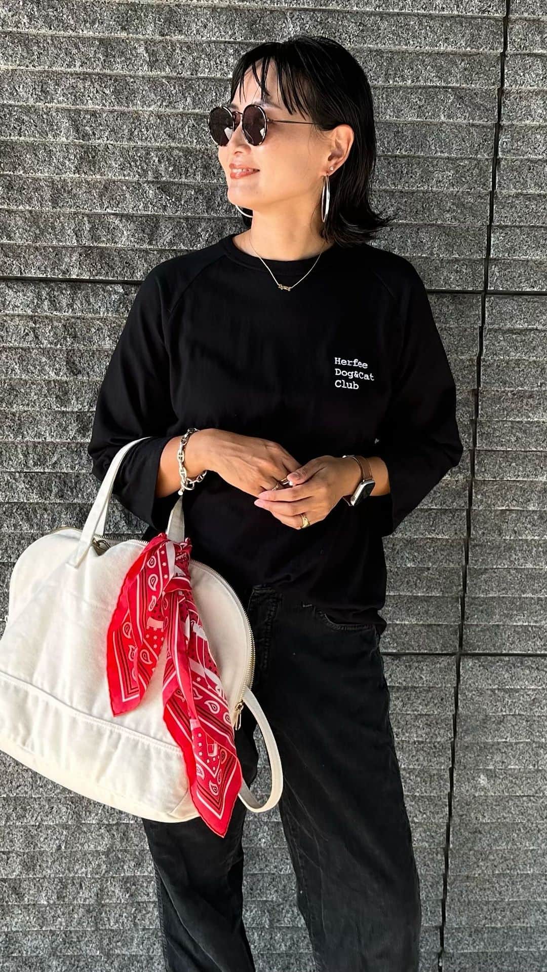 のインスタグラム：「なんだが残暑がすごいけど、、 もう秋服着たい気分なので久しぶりに踵がある靴を履いた😅 カジュアルコーデにHermesのスカーフ巻いたbag合わせ♡ 荷物入るし軽いし、最近はずっとこればっかです。 @rescue_dog_cat さんへ売上の一部を寄付させていただくチャリティーTはご好評いただき在庫はもうblackのみ僅かとなりました。 ご購入いだいた皆様の気持ちも一緒にきちんとHERFEEを通じてお渡ししますので、またきちんとご報告させてください🙇‍♀️ #fashion #style #ootd #outfits #raglantee #canvasbag #herfee #no101 #marybag」
